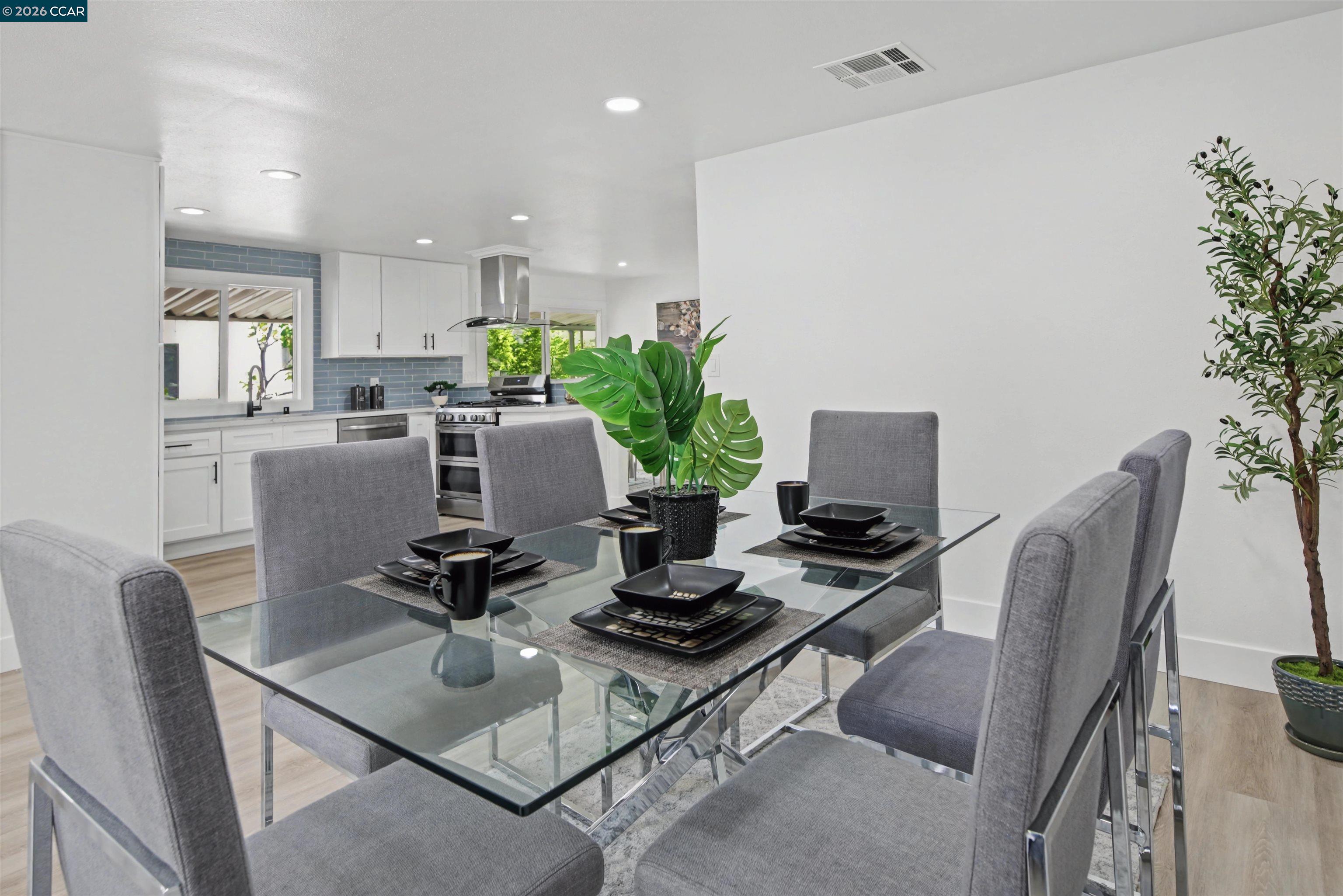 301 Avendia Flores