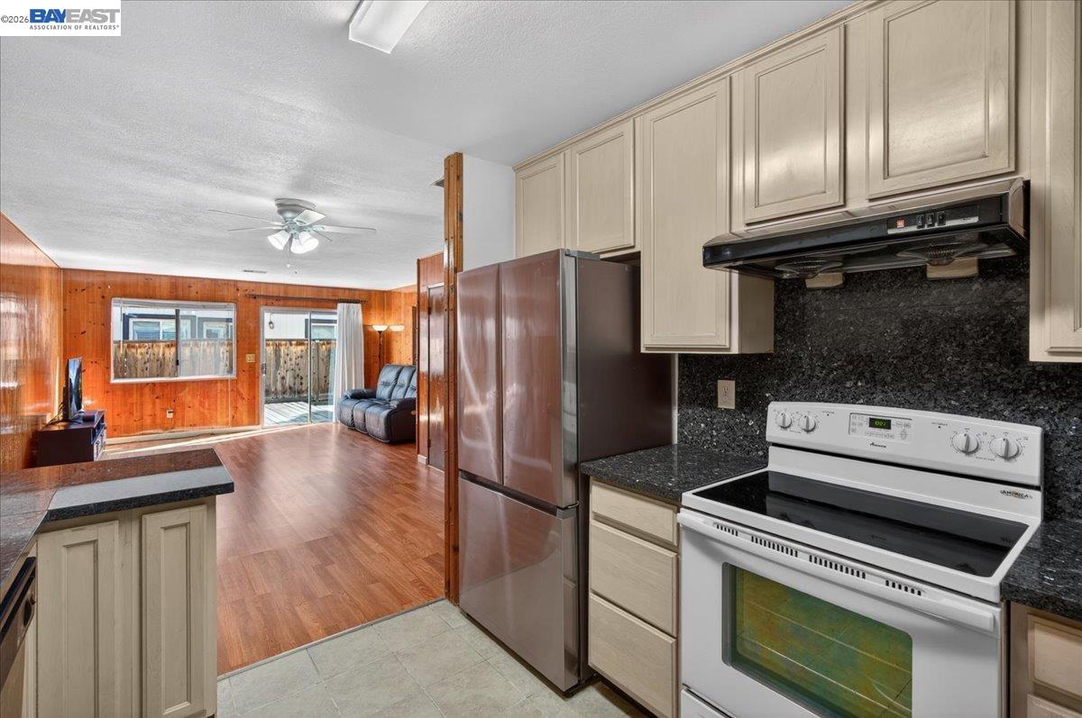 8373 Locust Pl