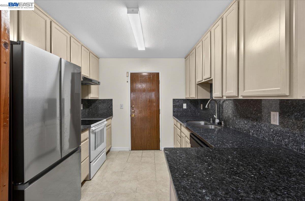8373 Locust Pl