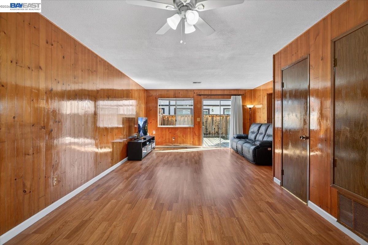 8373 Locust Pl