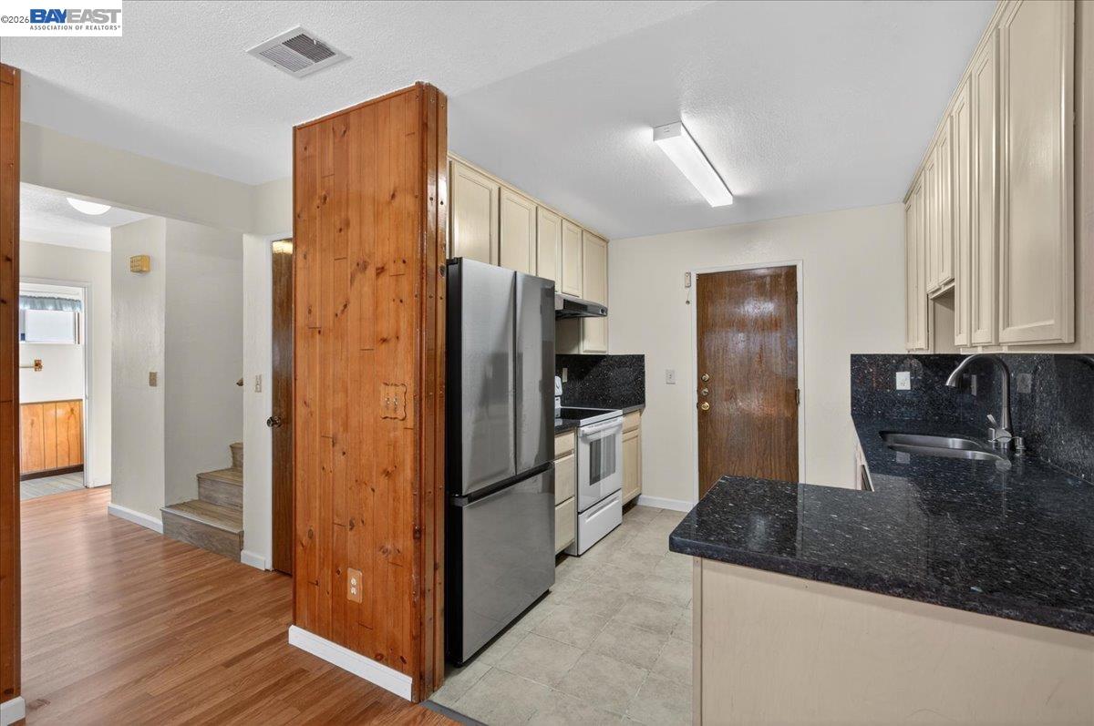 8373 Locust Pl