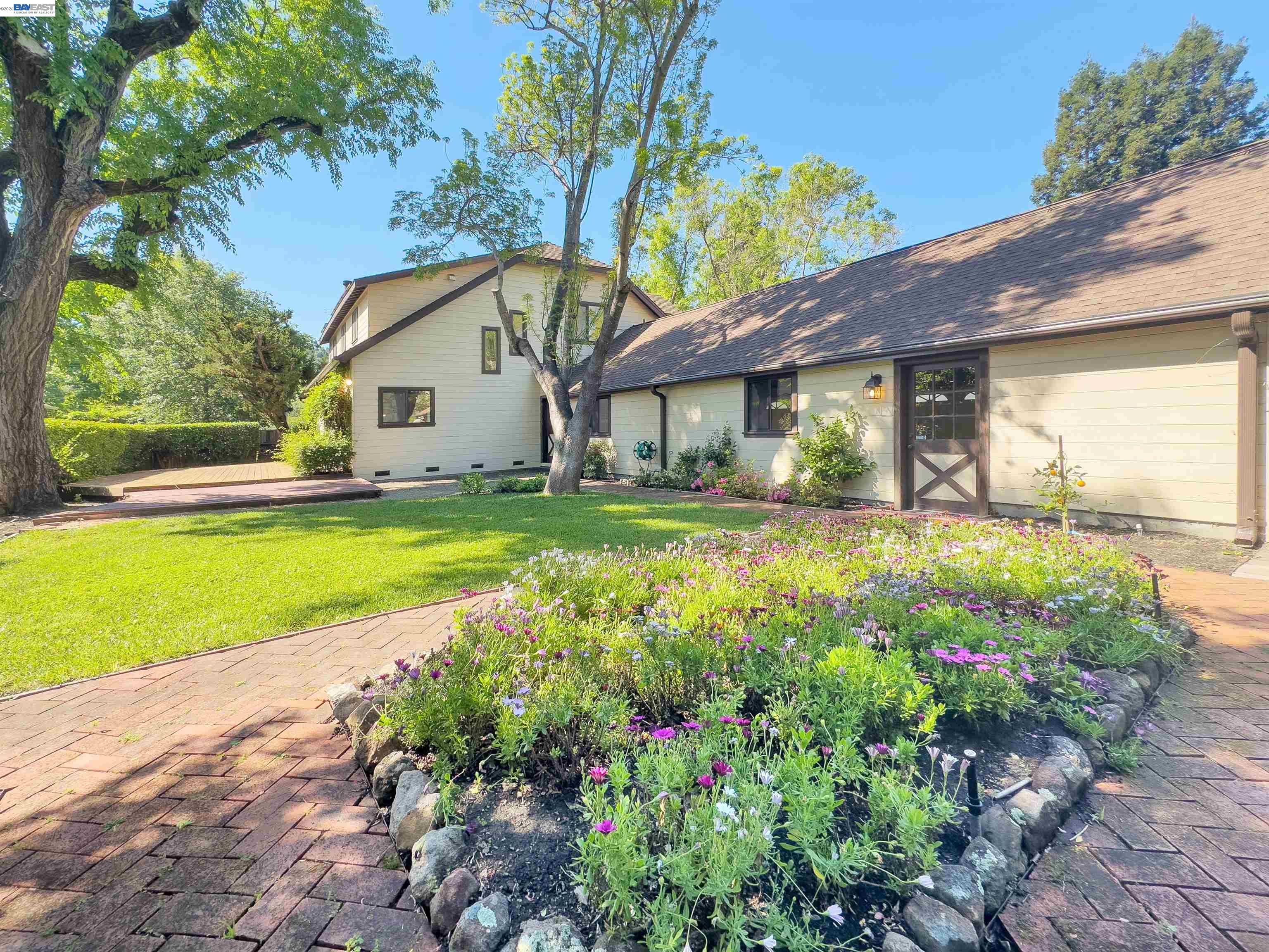 1002 El Curtola Blvd