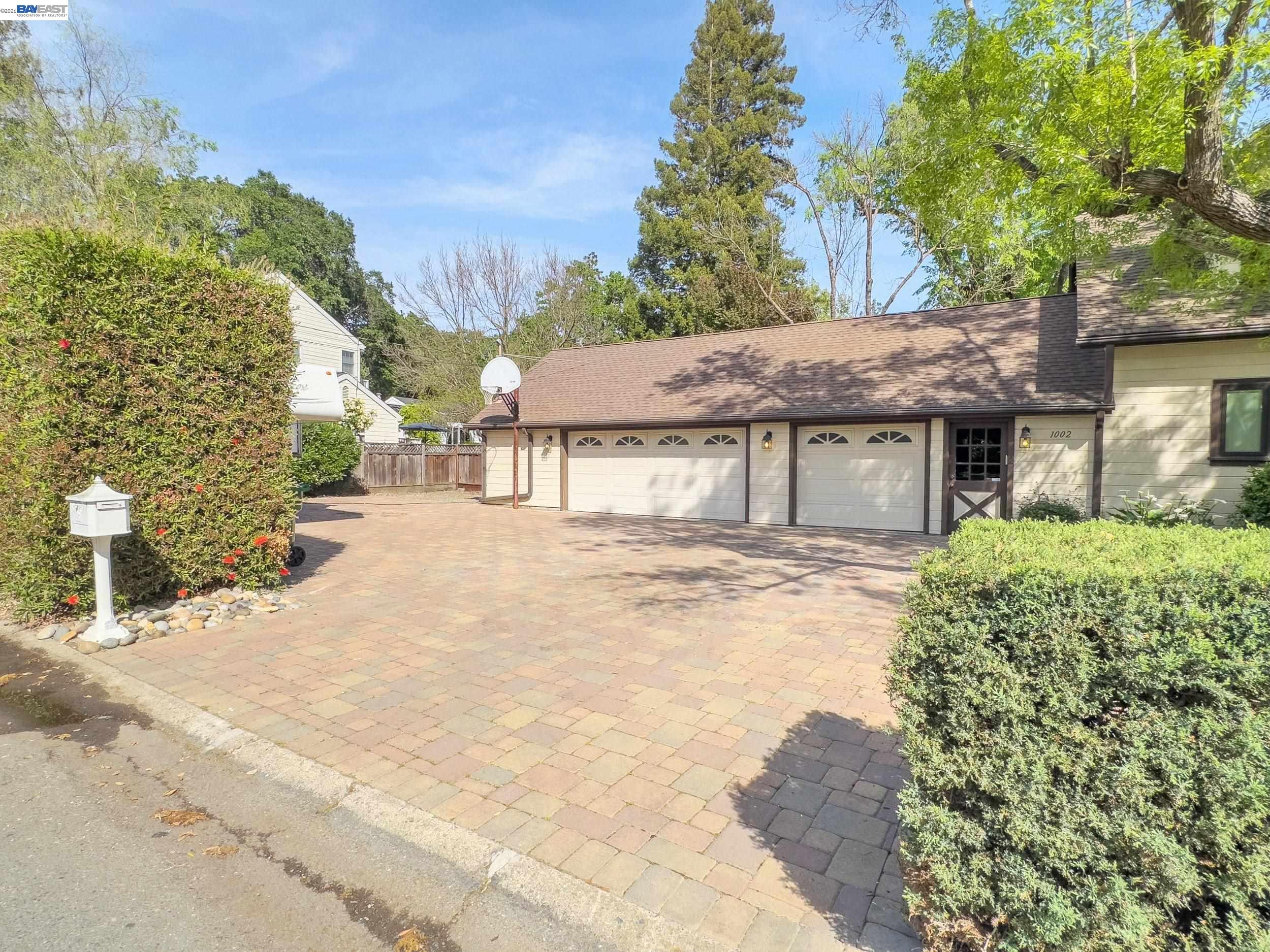 1002 El Curtola Blvd