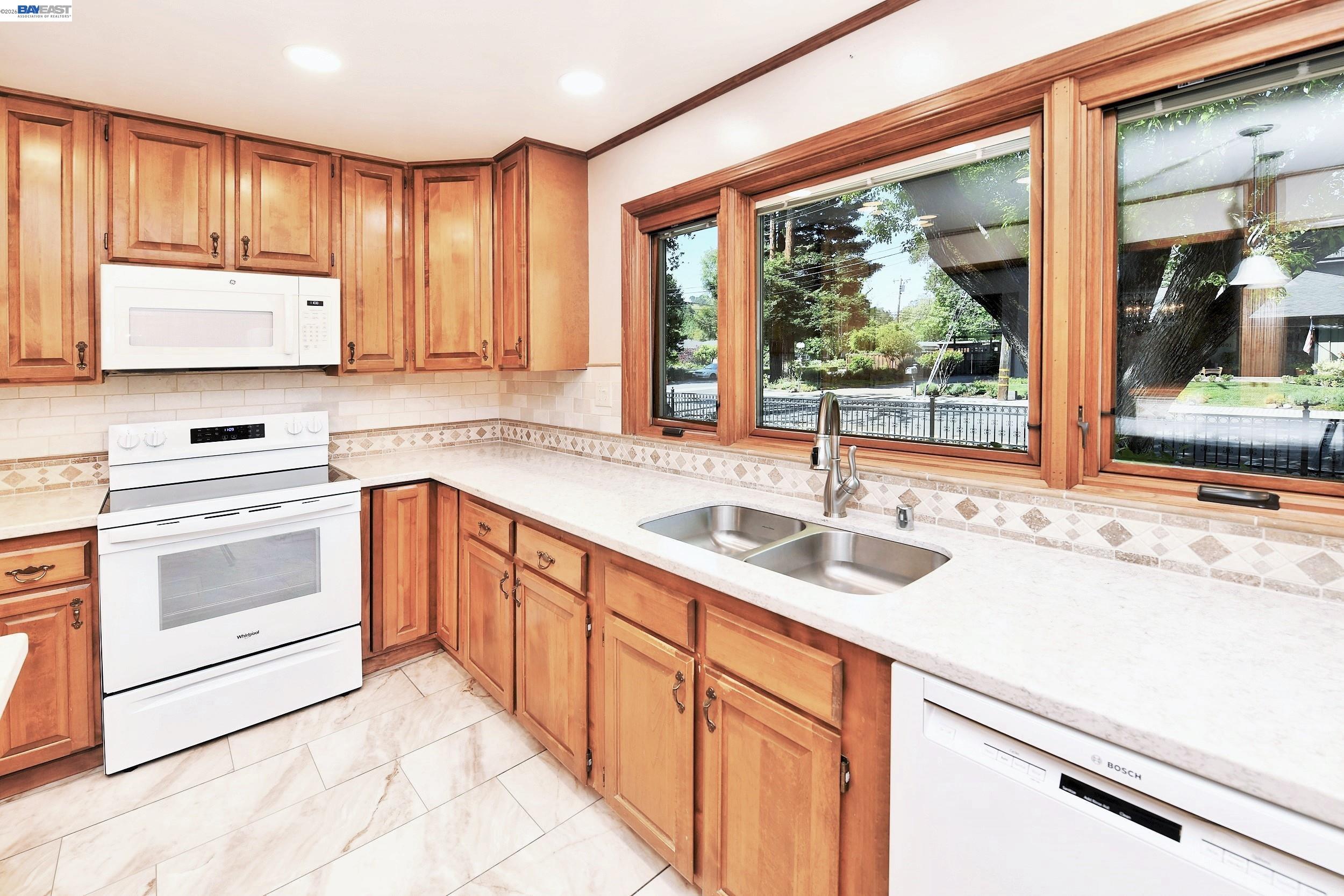 1002 El Curtola Blvd