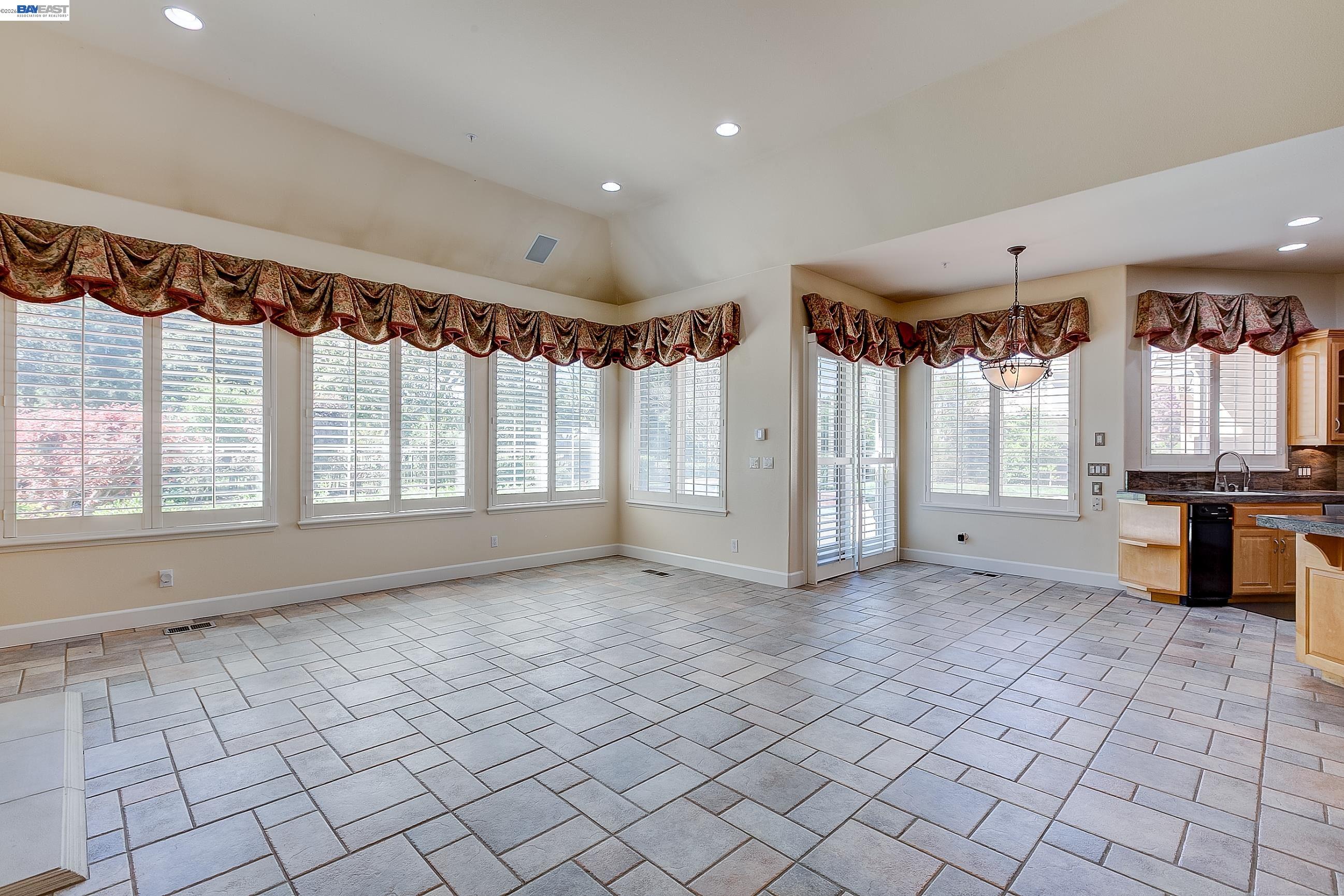 2779 E RUBY HILL DR