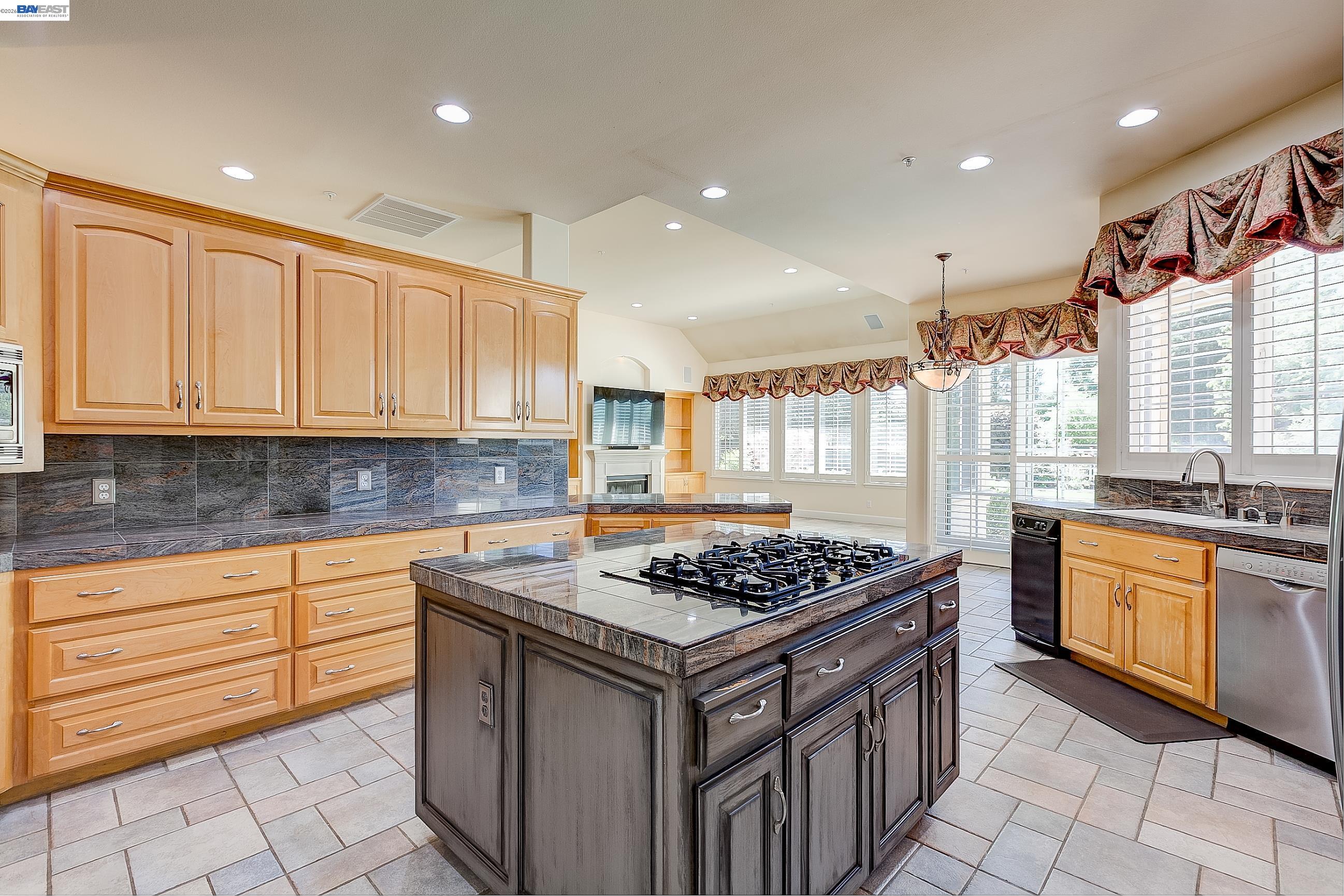 2779 E RUBY HILL DR