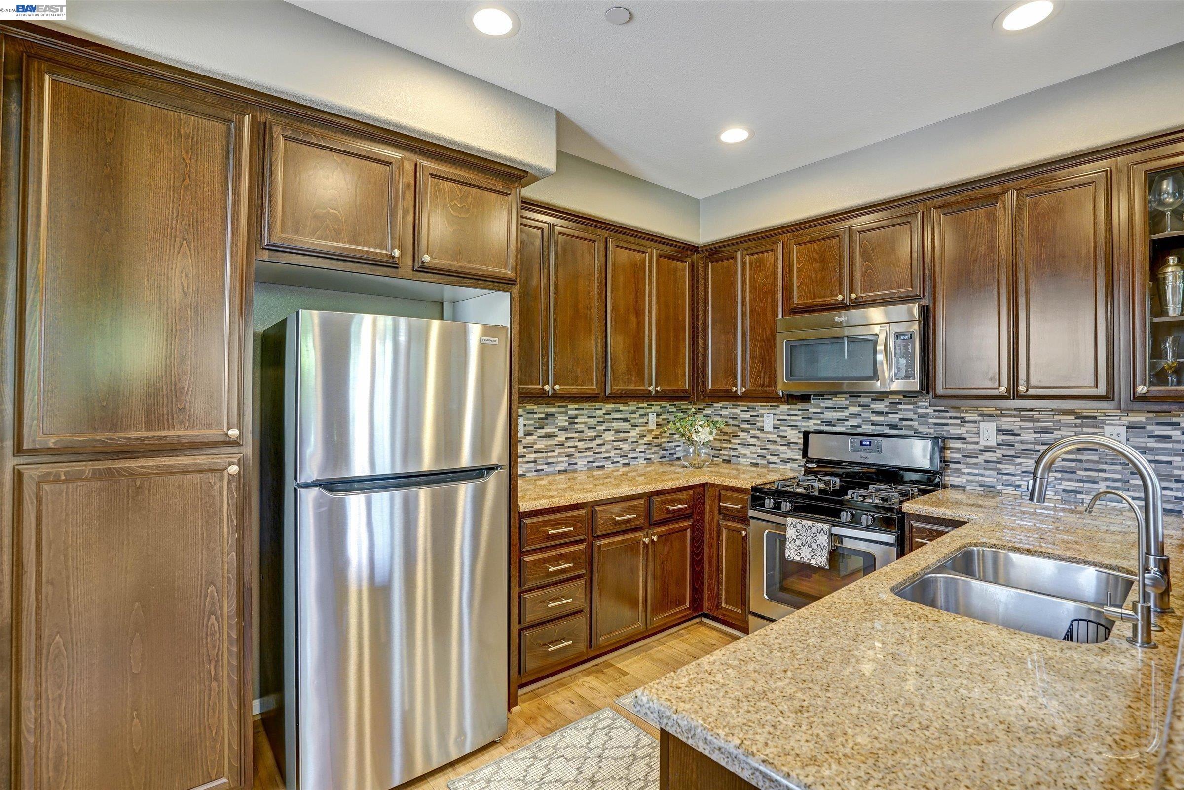 25 Heligan Ln