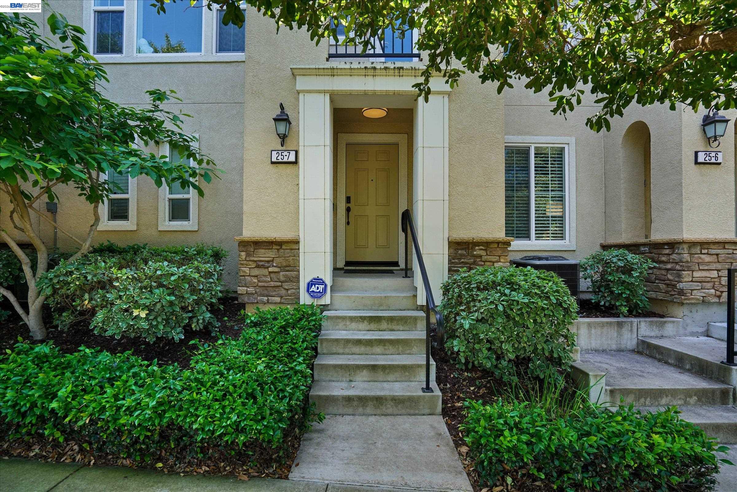 25 Heligan Ln