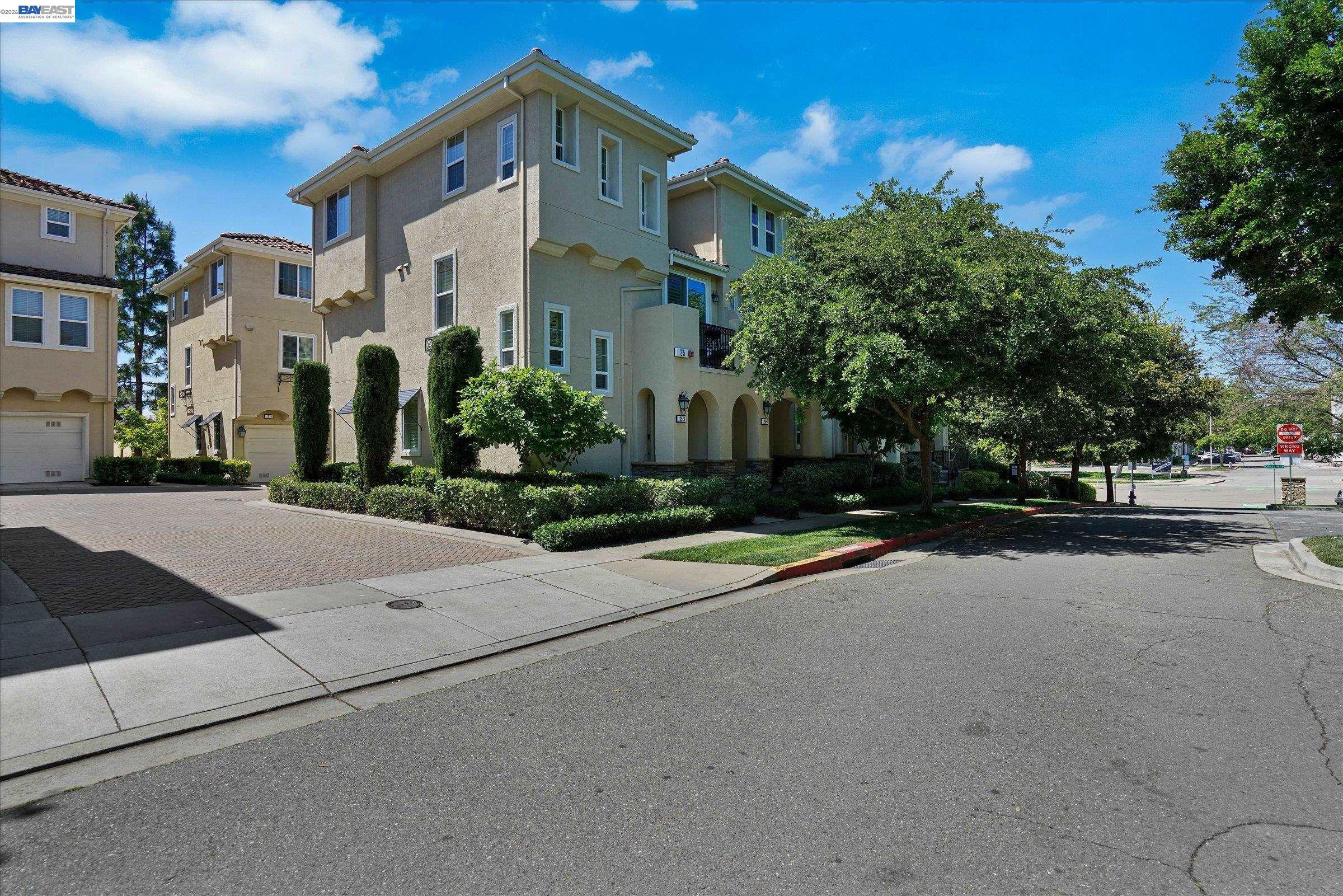 25 Heligan Ln