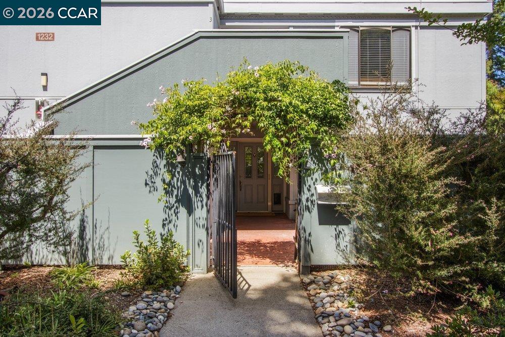 1232 Fairlawn Court # 4