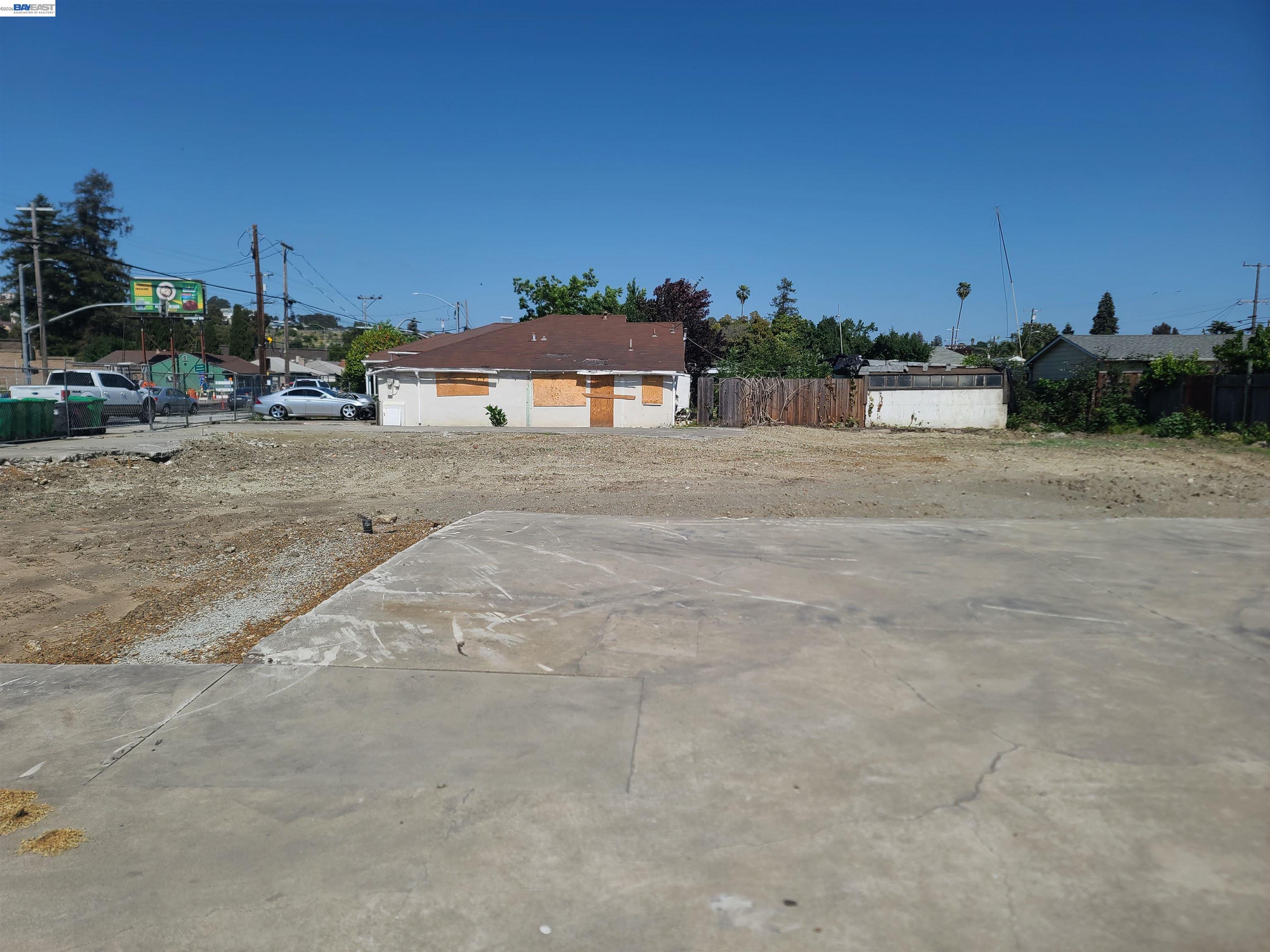 867 E Lewelling Blvd