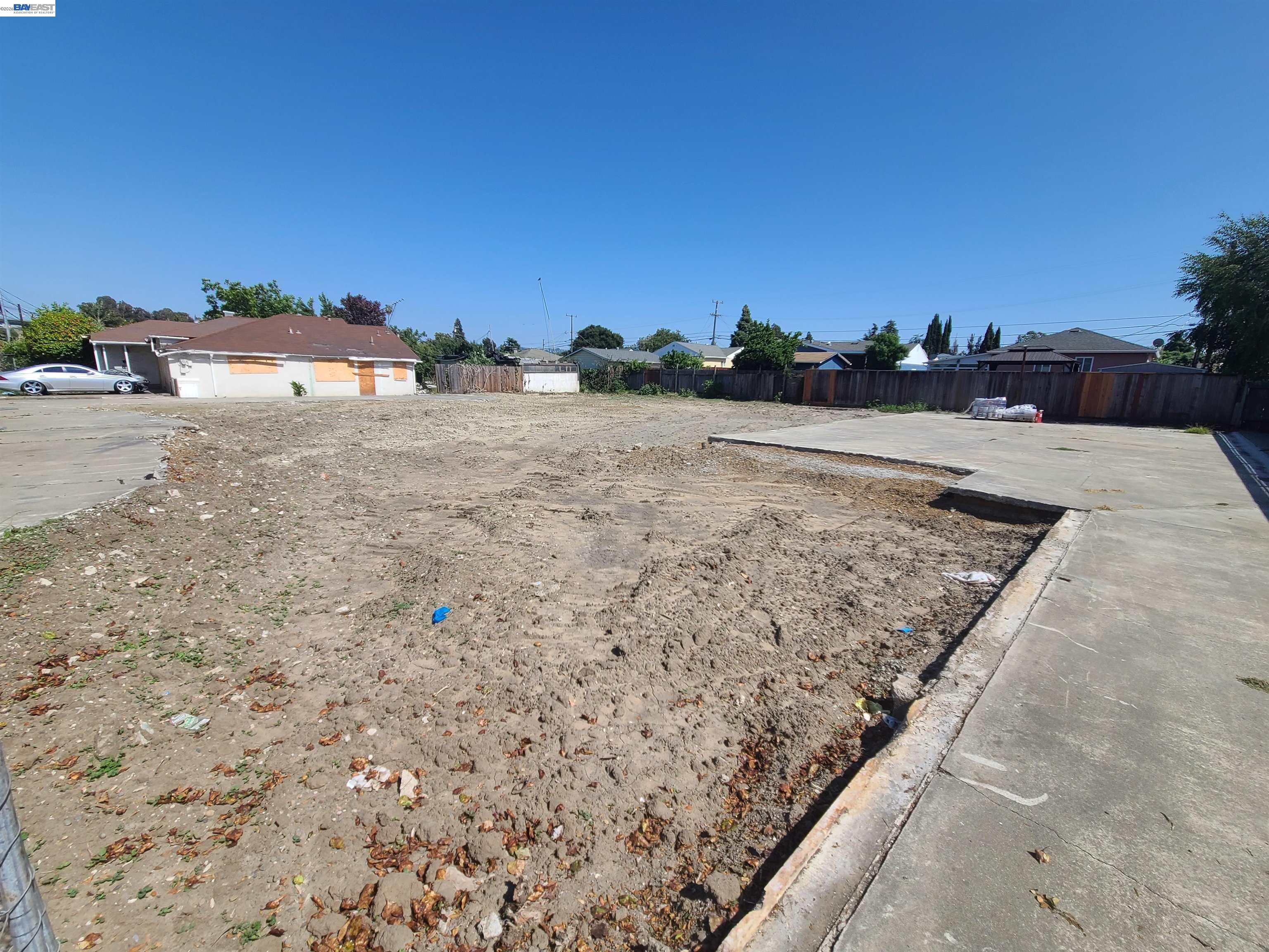 867 E Lewelling Blvd