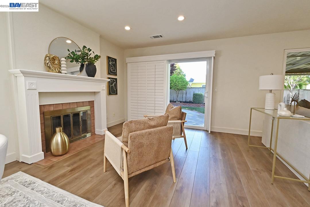 827 Caliente Ave