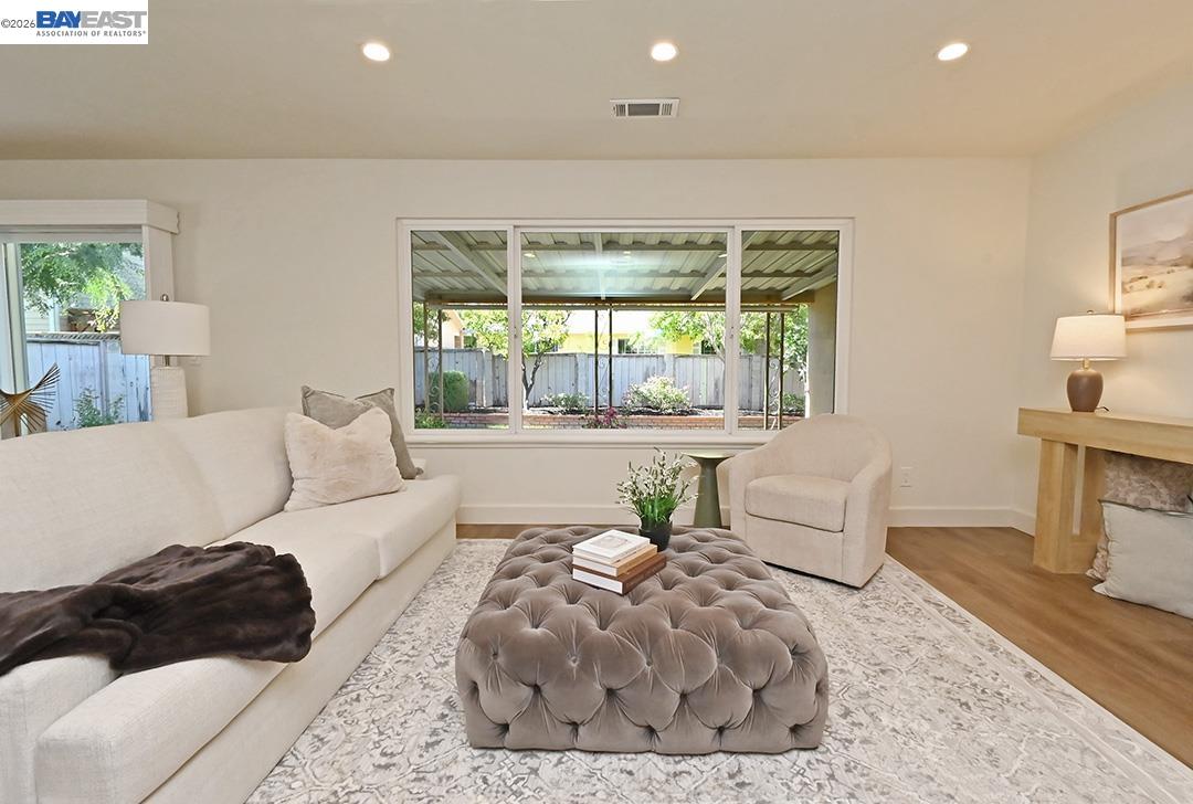 827 Caliente Ave