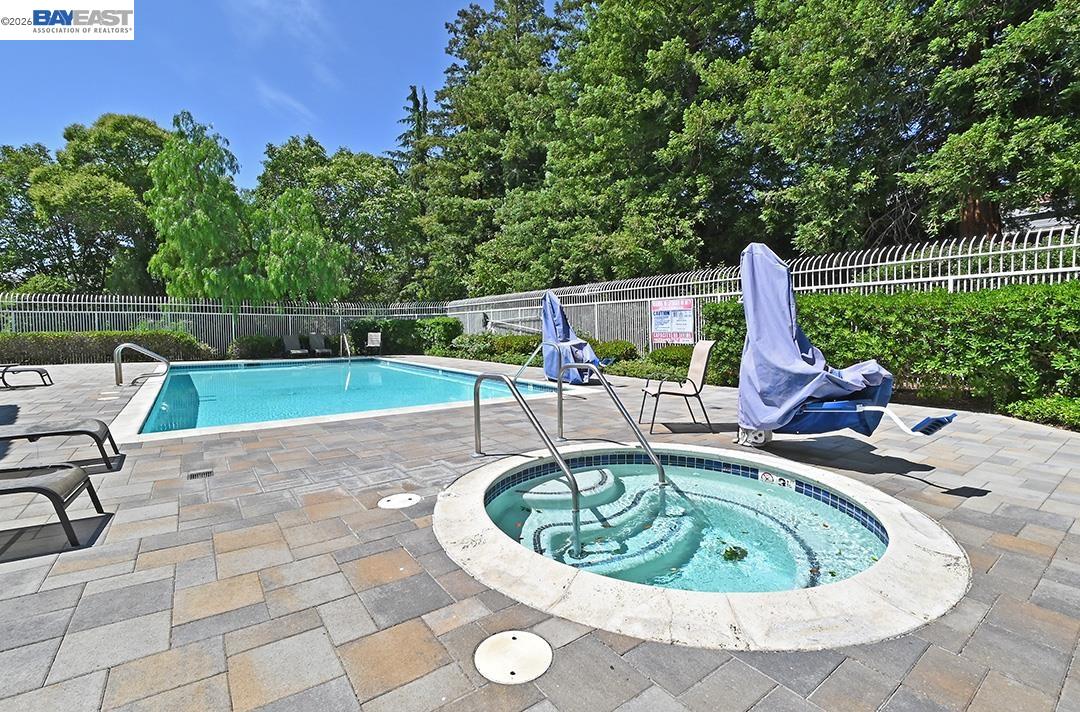 3869 MacGregor Cmn