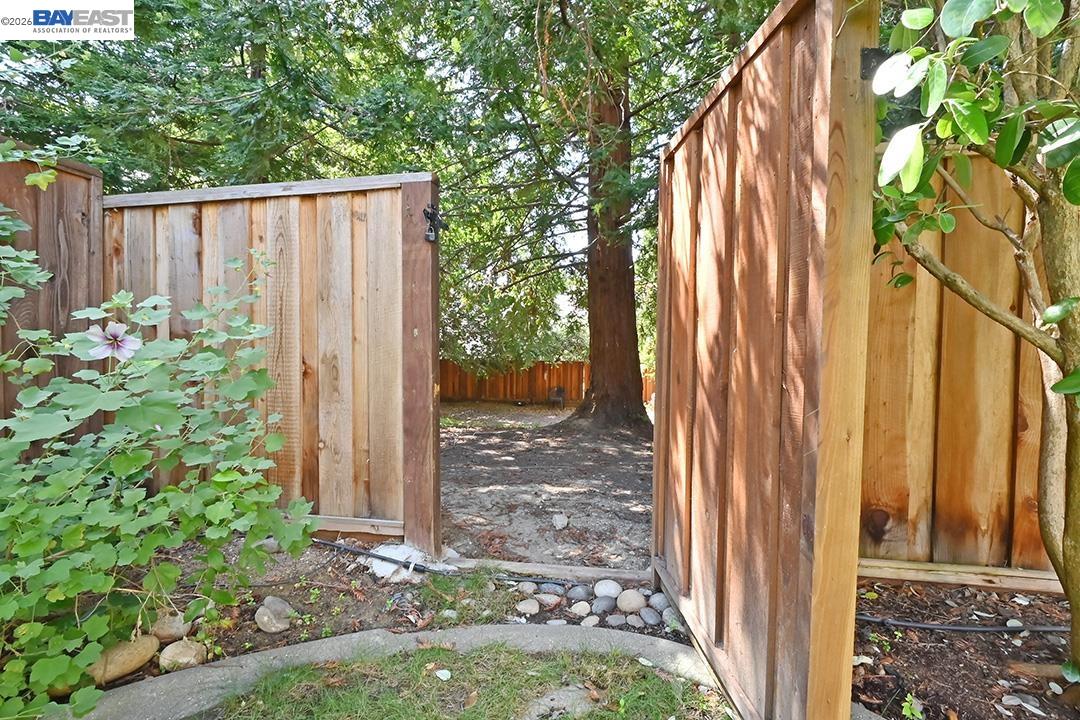 3869 MacGregor Cmn