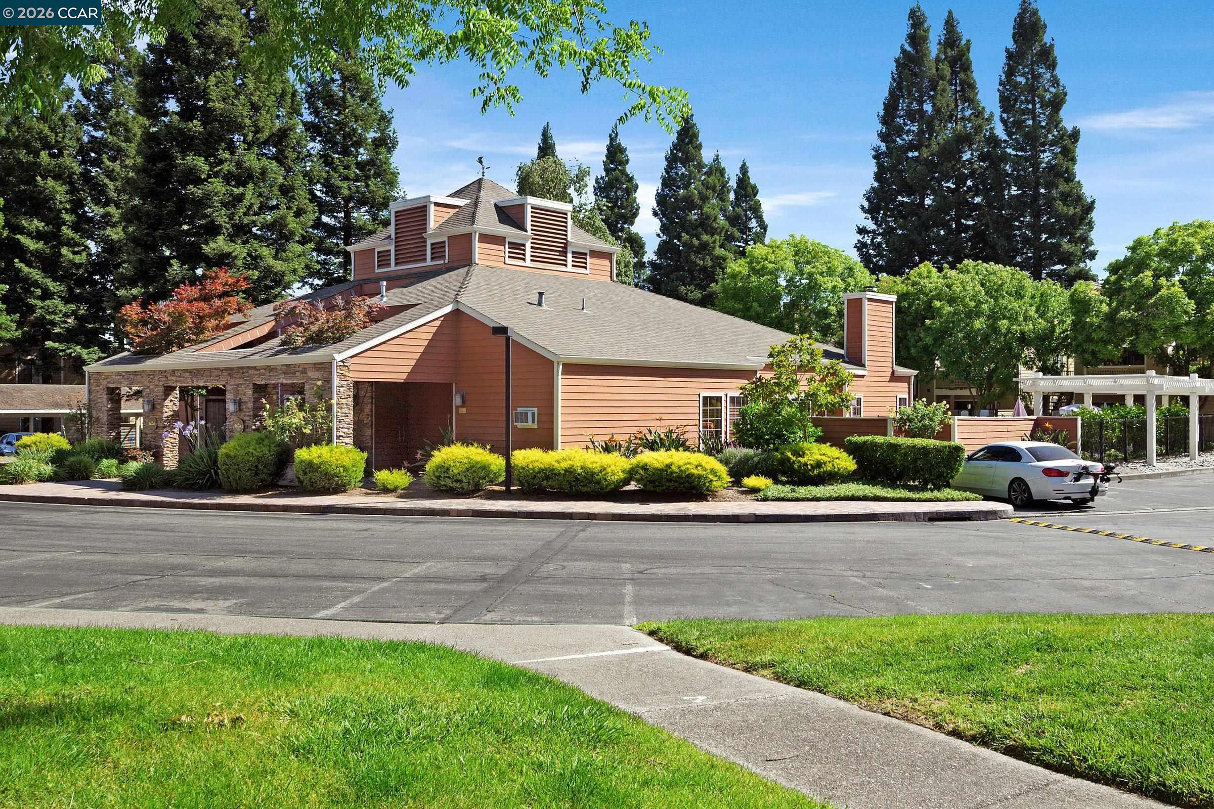 208 Eastridge Dr