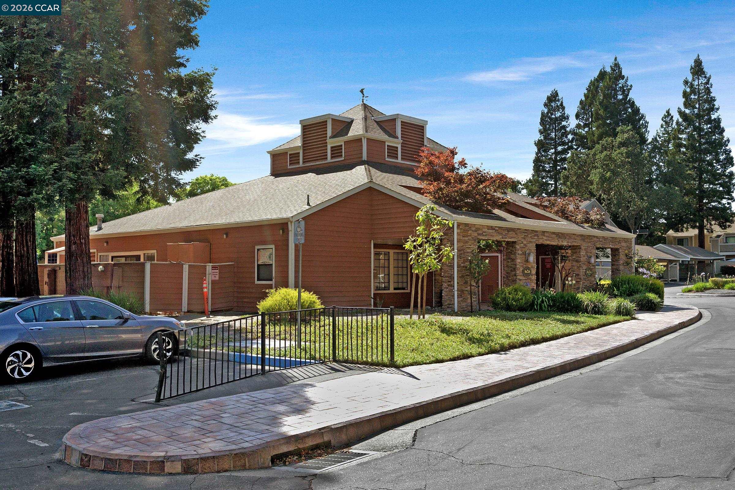 208 Eastridge Dr