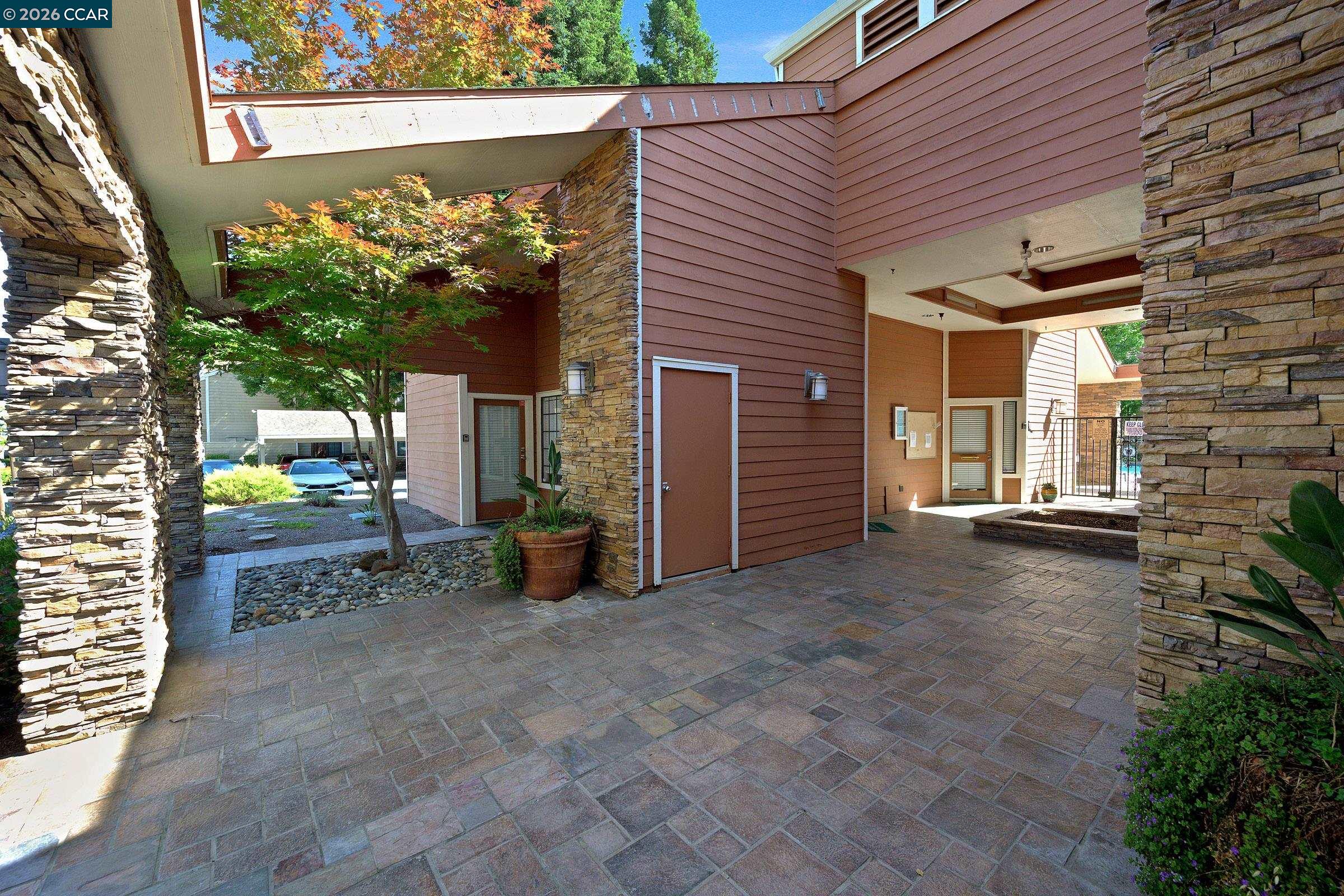 208 Eastridge Dr