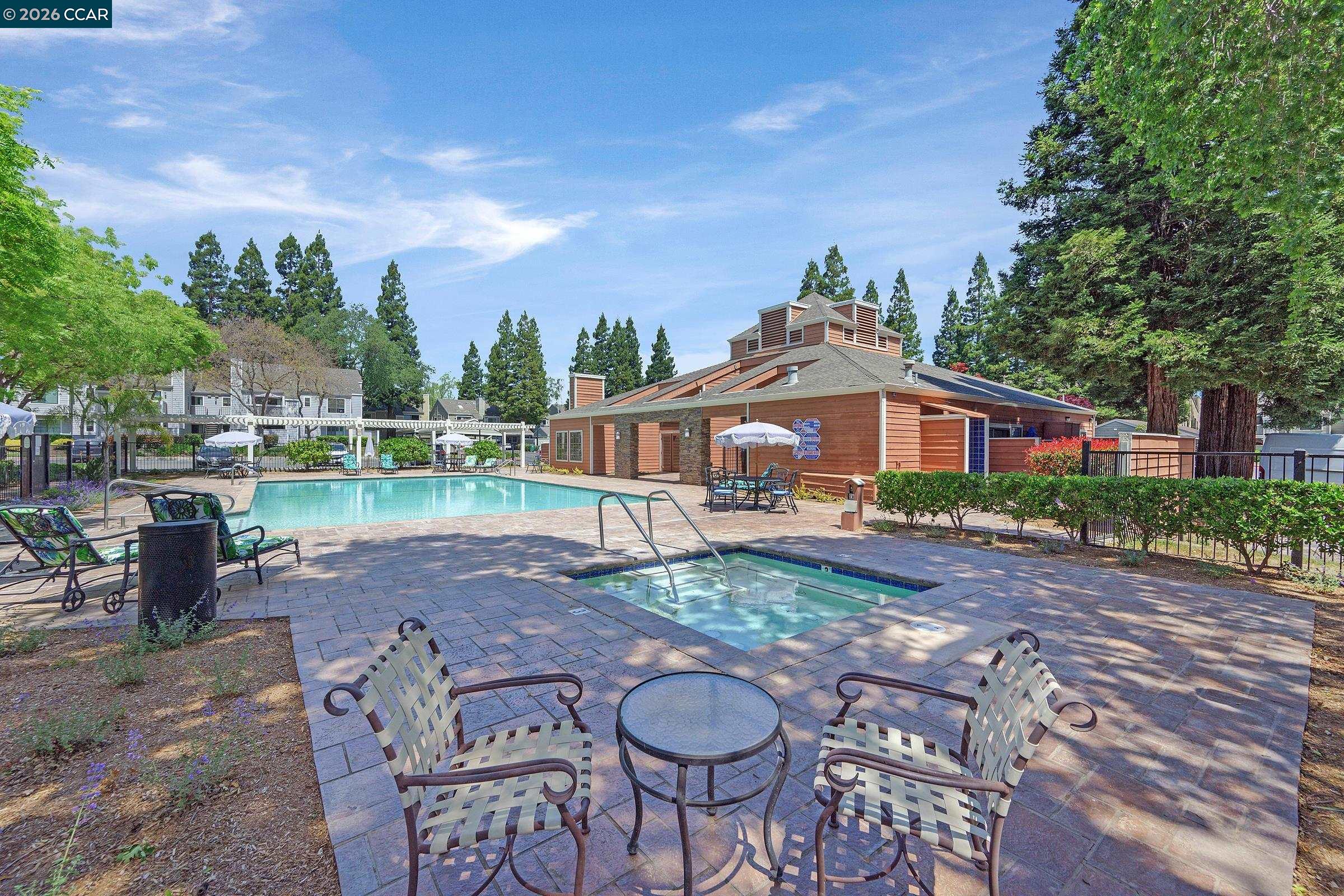 208 Eastridge Dr