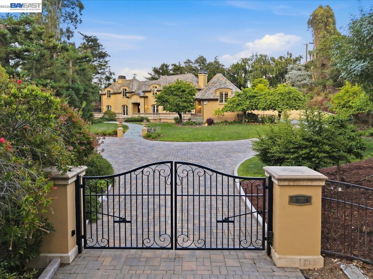 13388 Surrey Ln