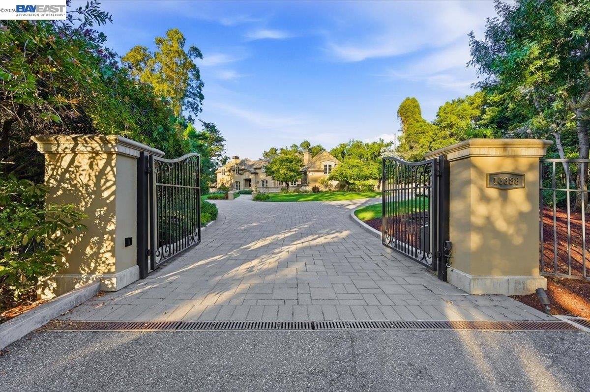 13388 Surrey Ln