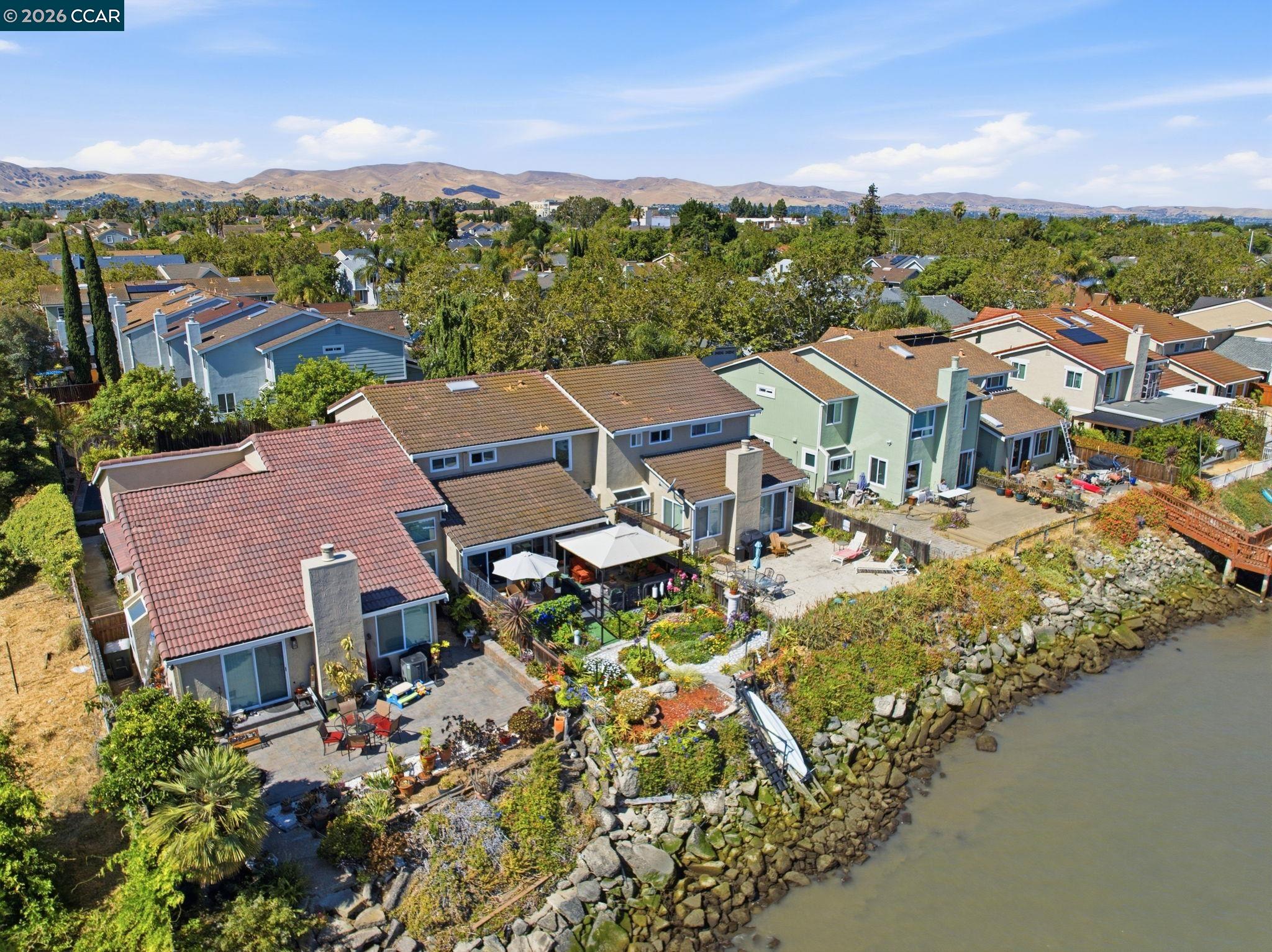 46 Edgewater Pl