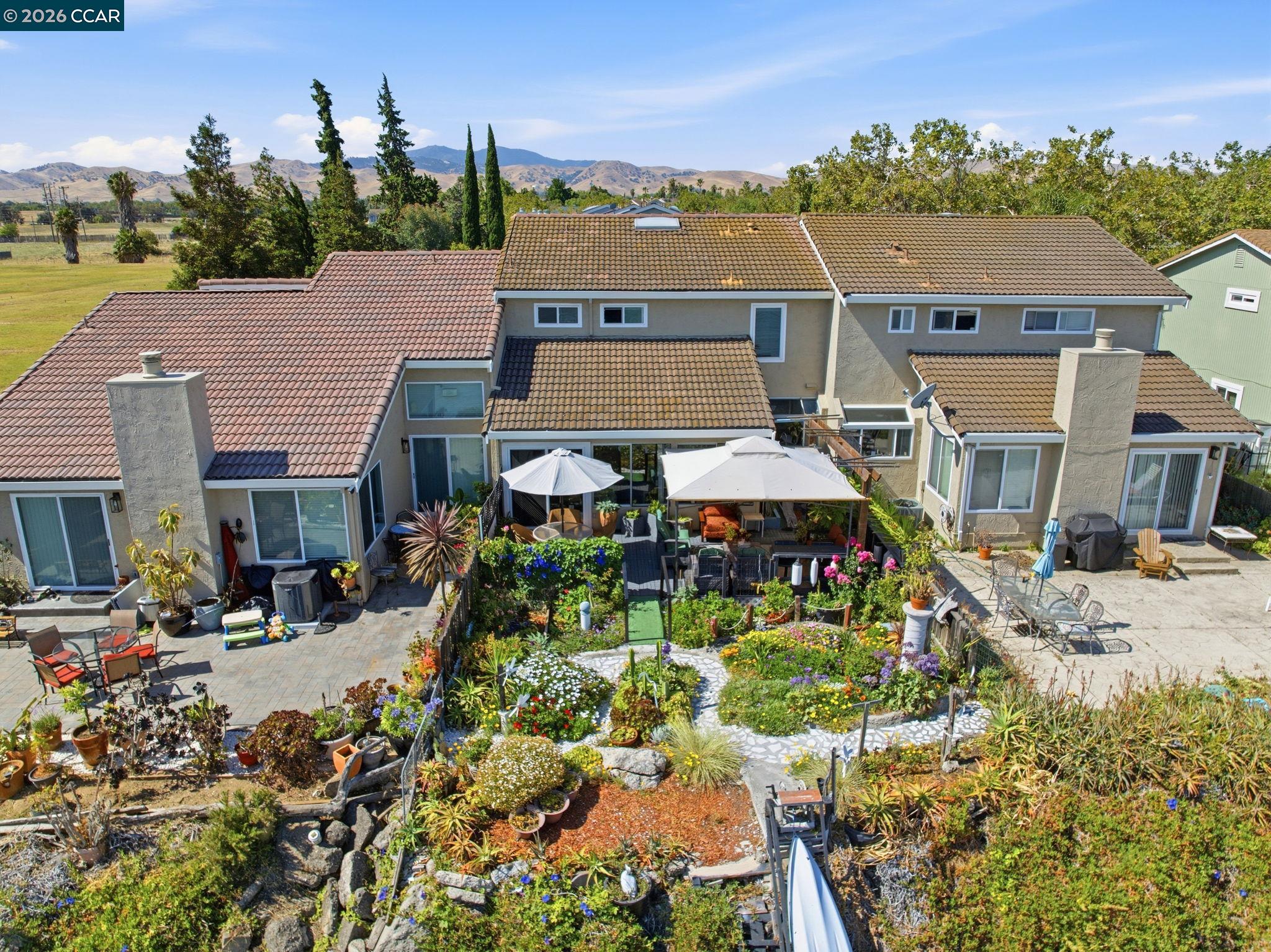 46 Edgewater Pl
