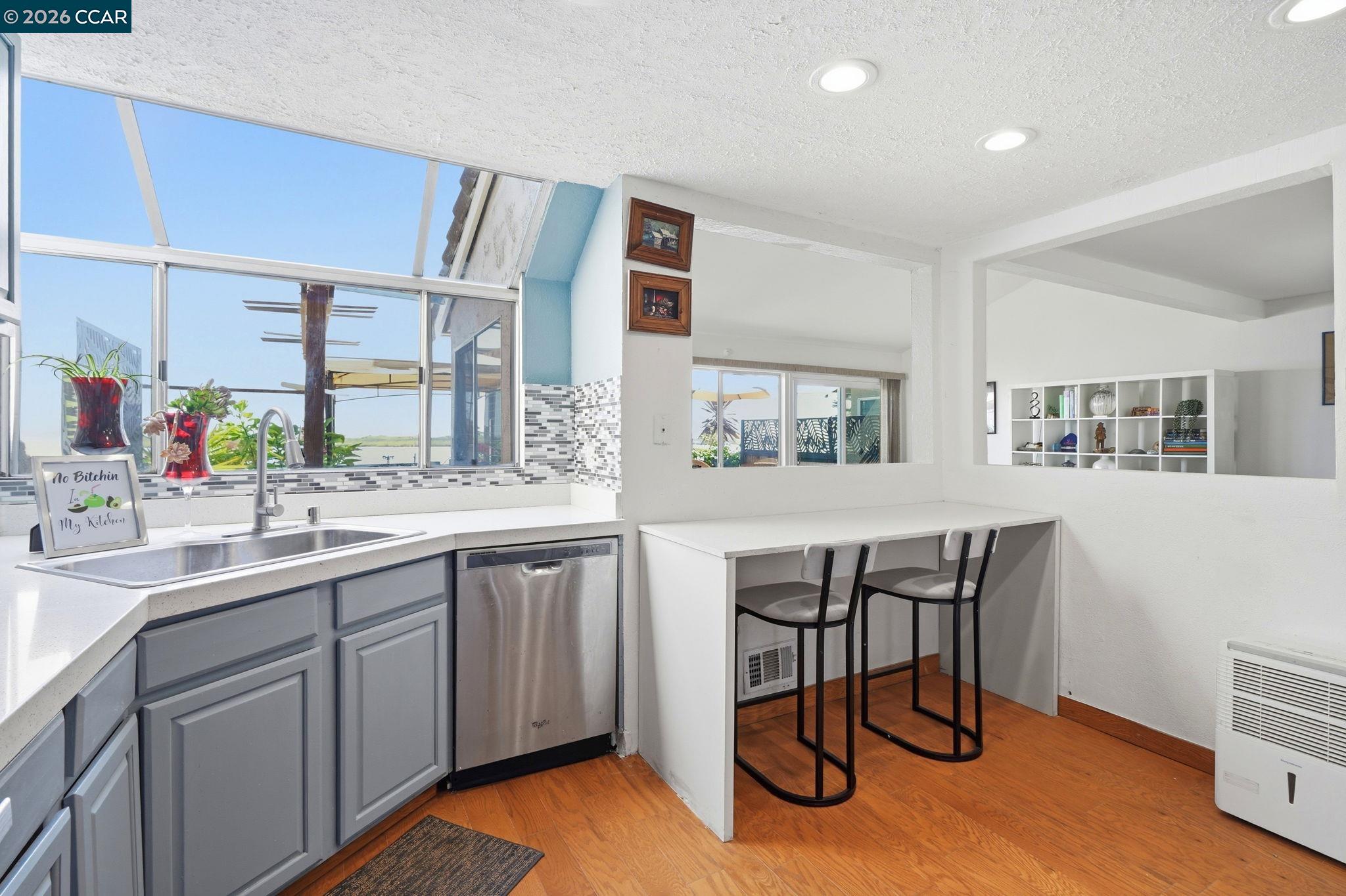 46 Edgewater Pl