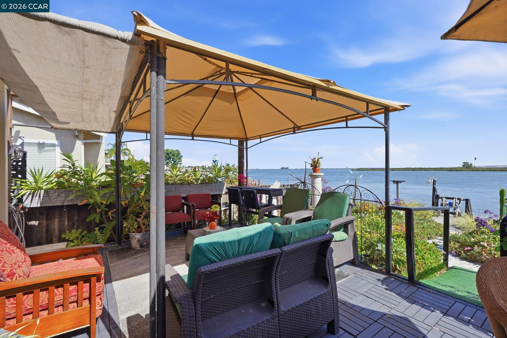 46 Edgewater Pl