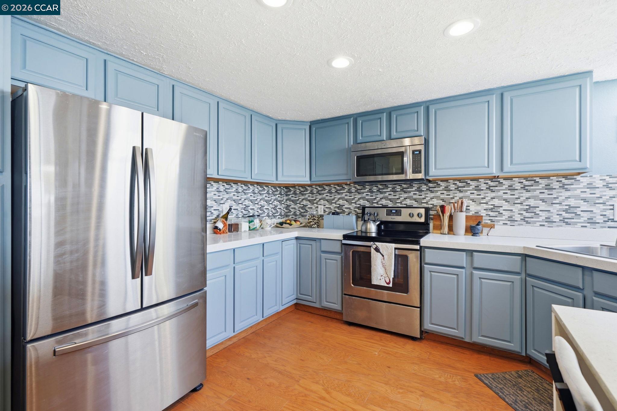 46 Edgewater Pl
