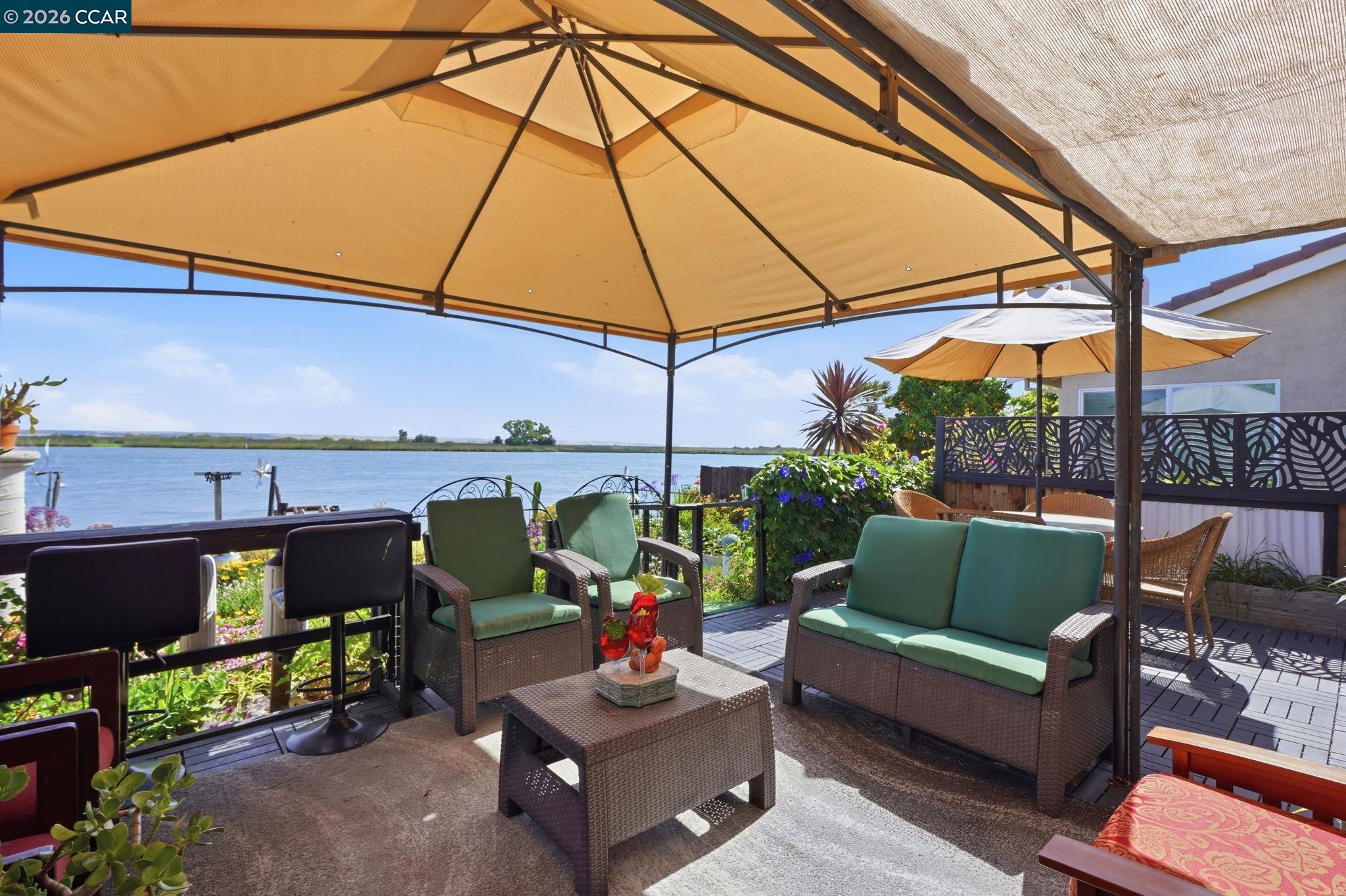 46 Edgewater Pl