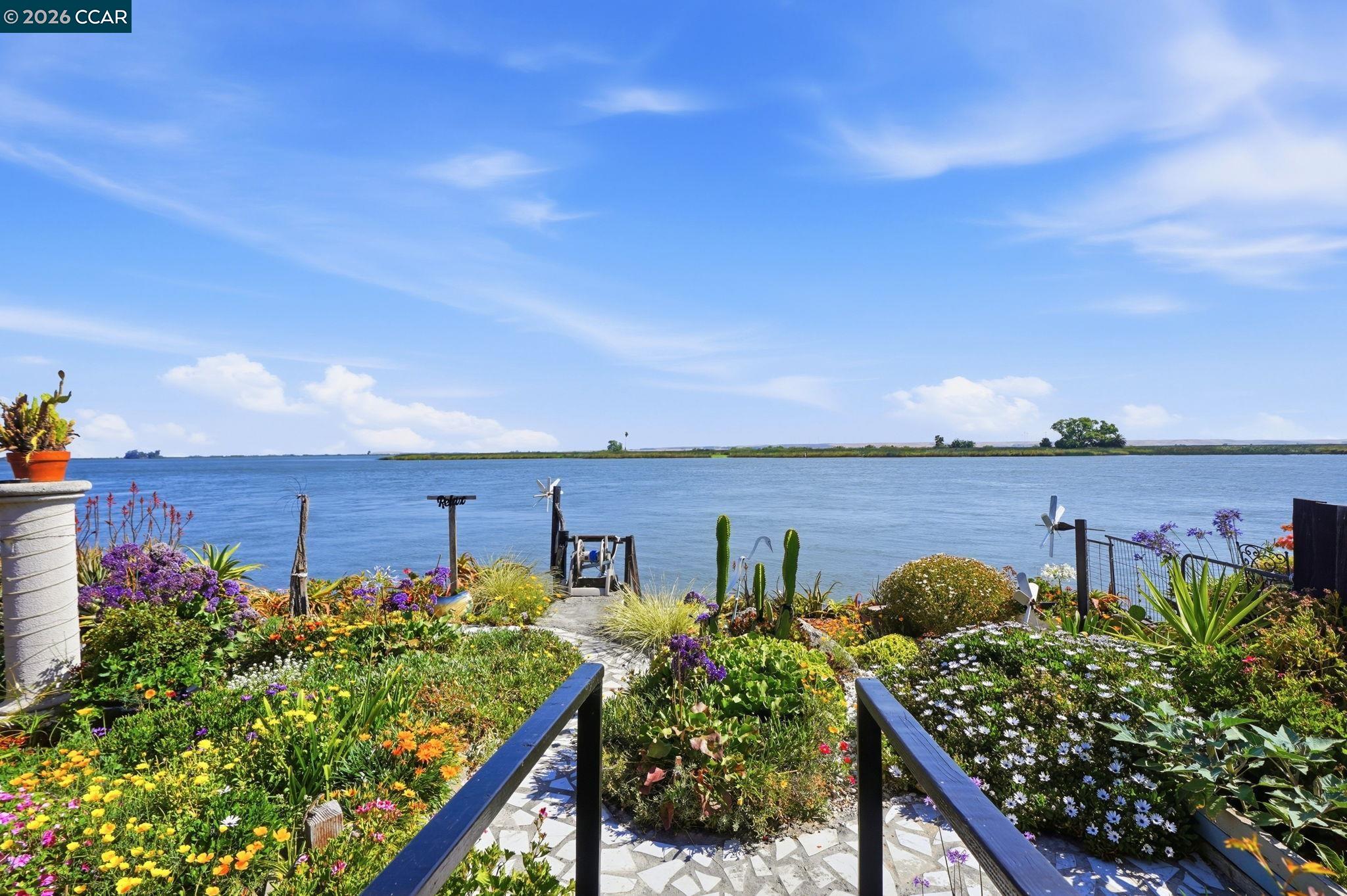 46 Edgewater Pl