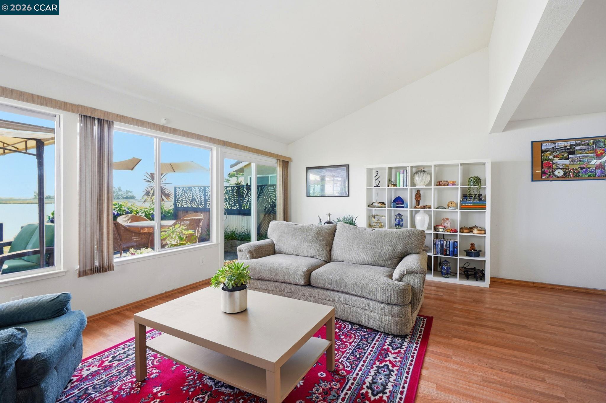 46 Edgewater Pl