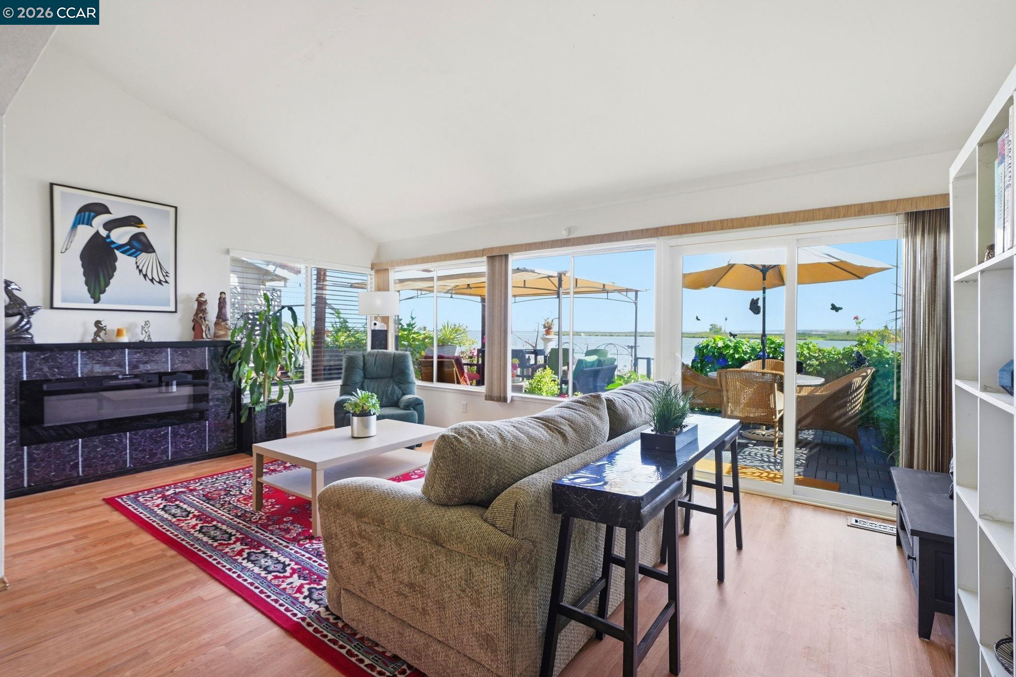 46 Edgewater Pl