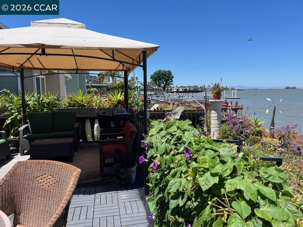 46 Edgewater Pl