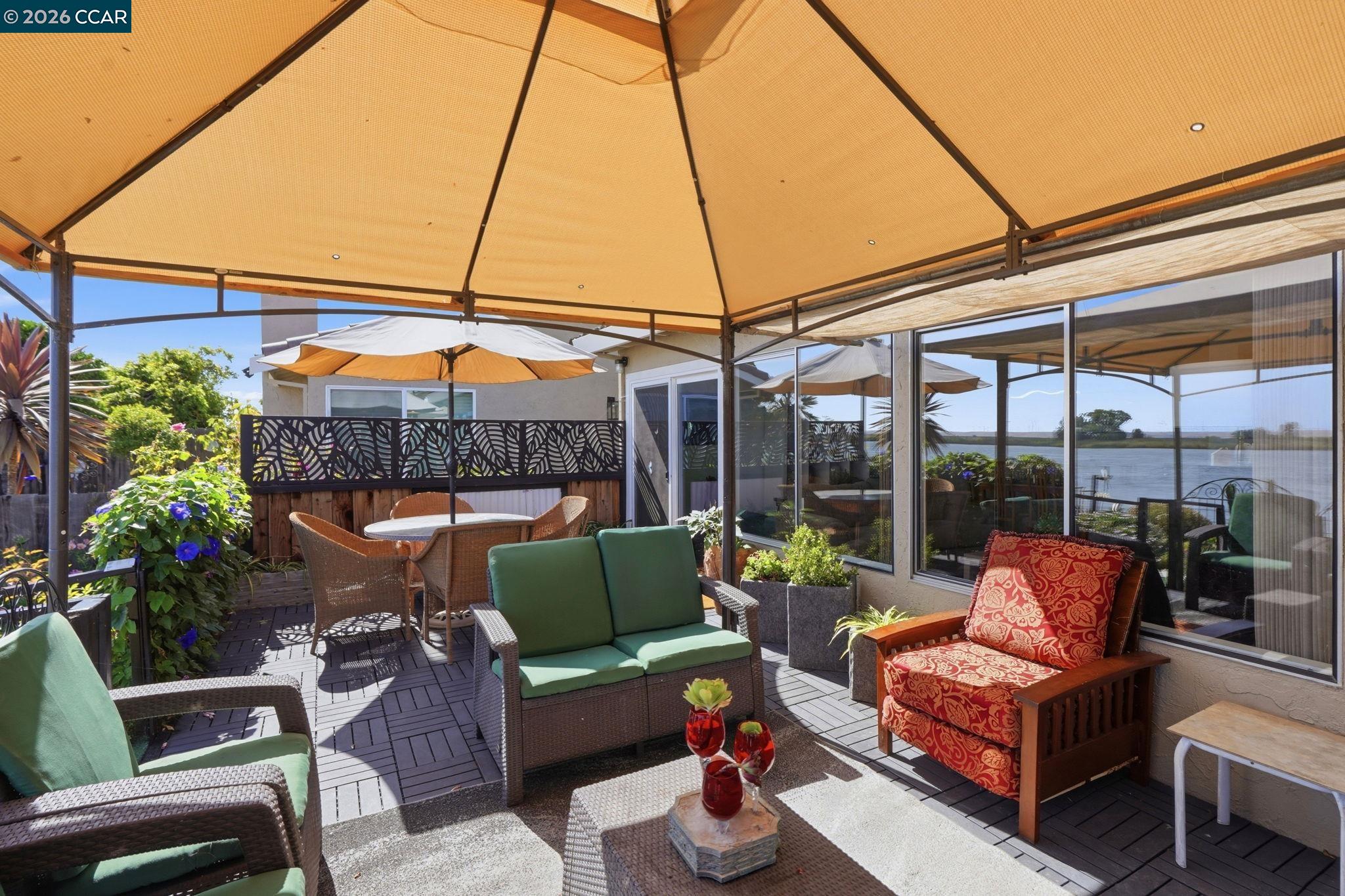 46 Edgewater Pl