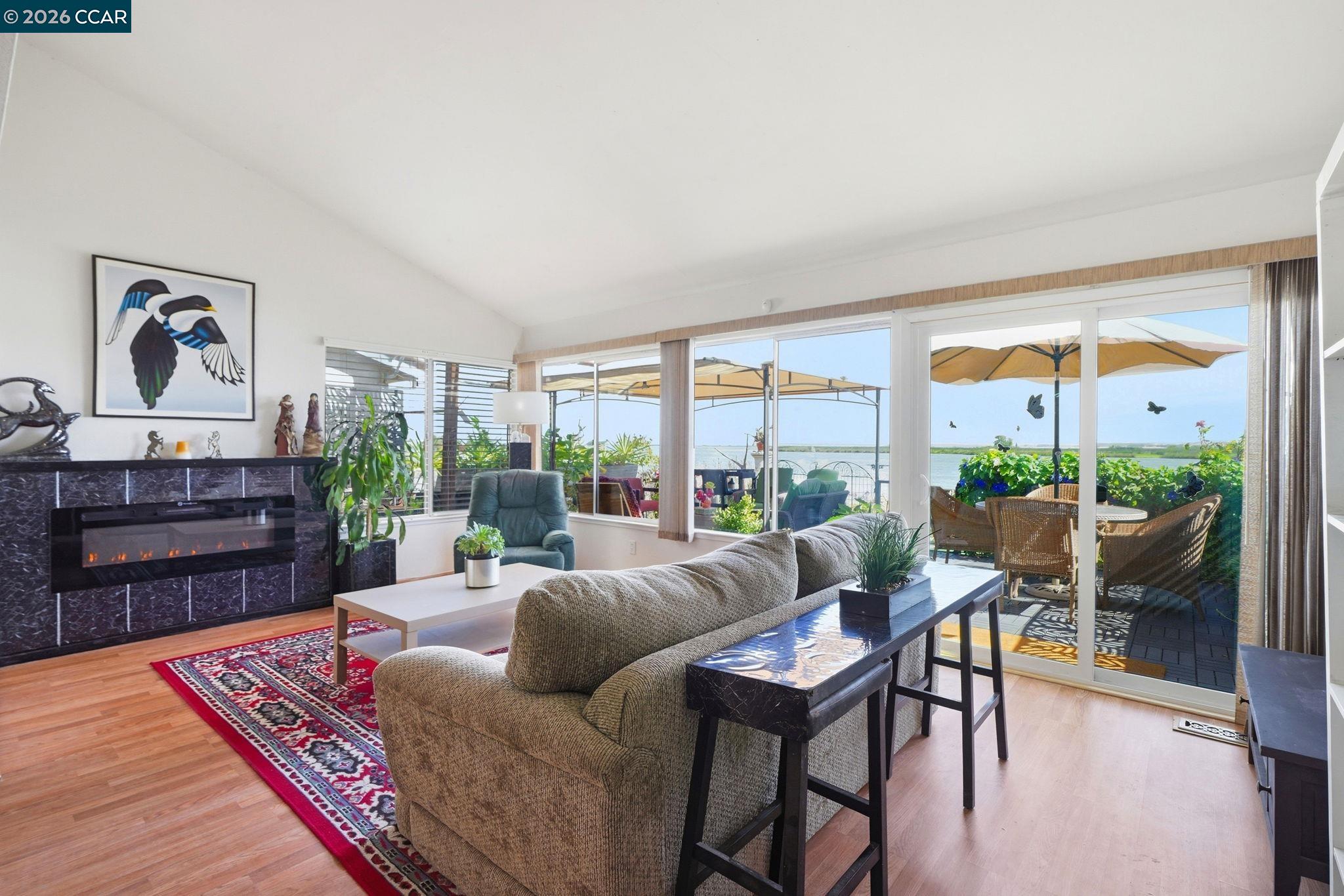 46 Edgewater Pl