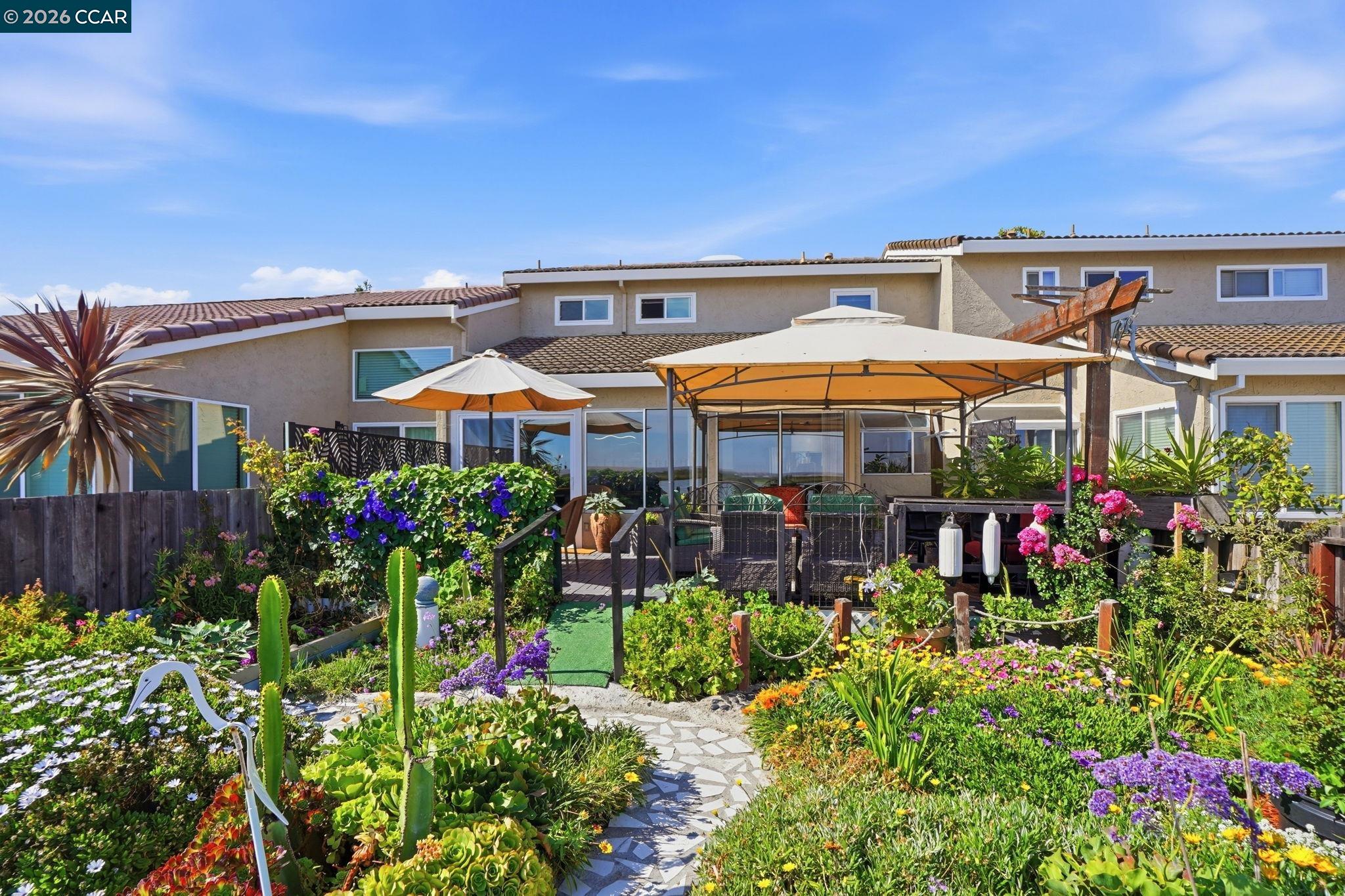 46 Edgewater Pl