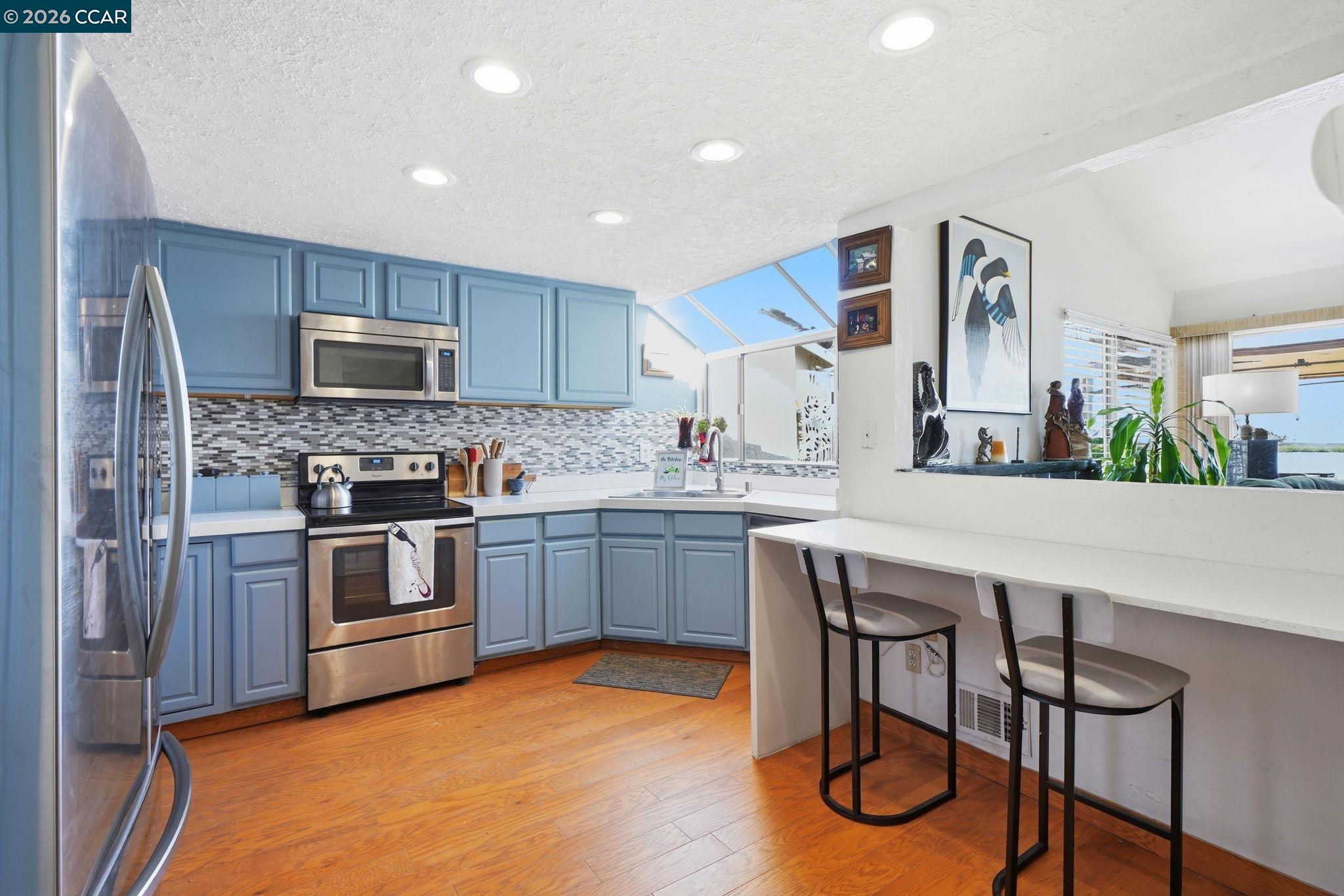 46 Edgewater Pl