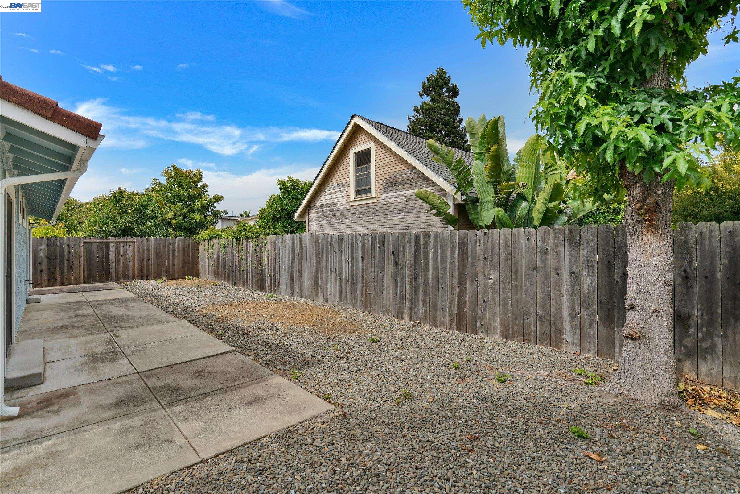 405 Lewis Ave