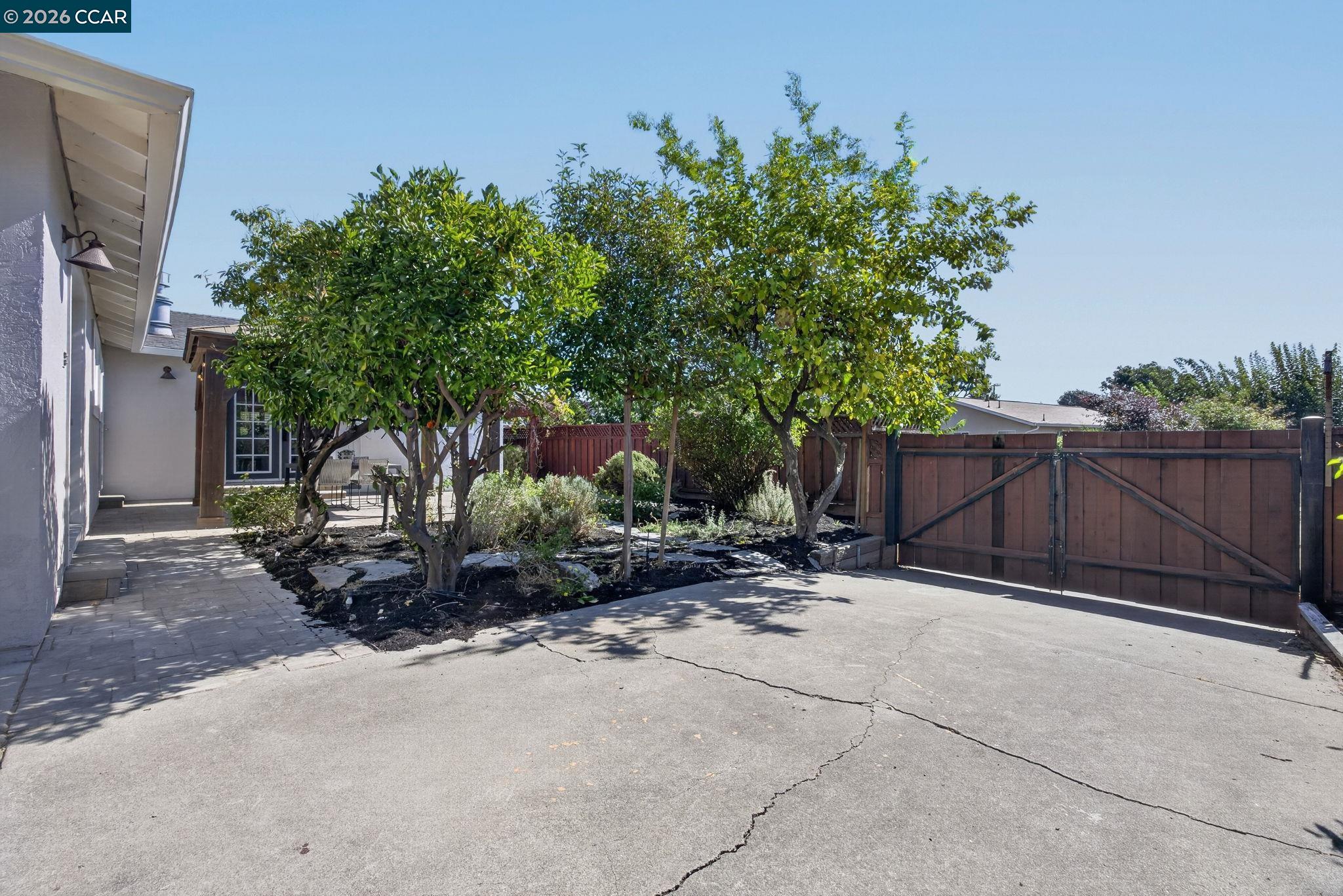 1883 Lynwood Dr