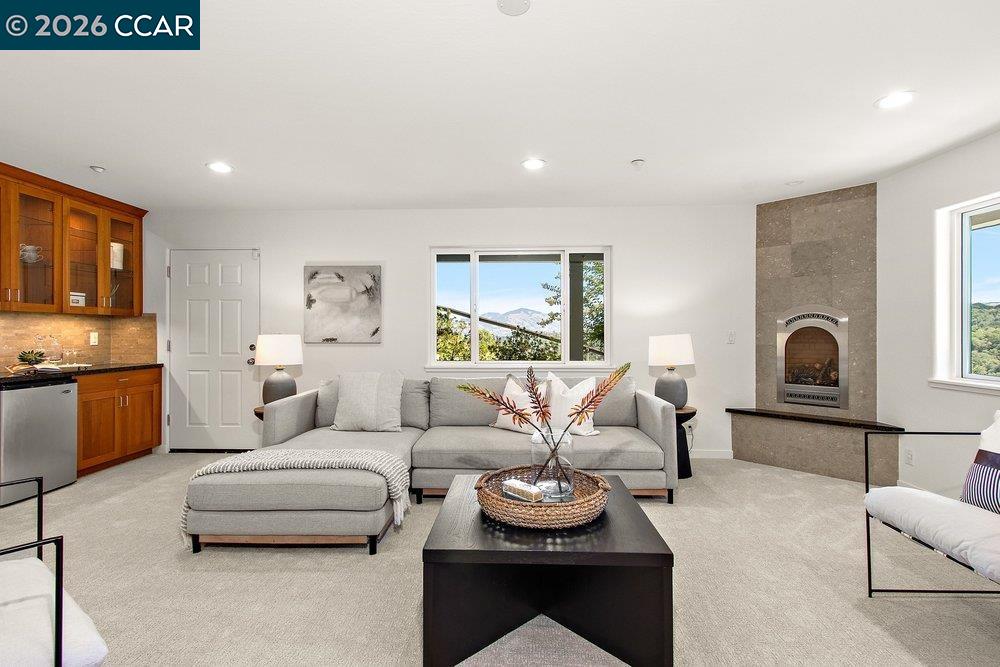 809 Mountain View Dr