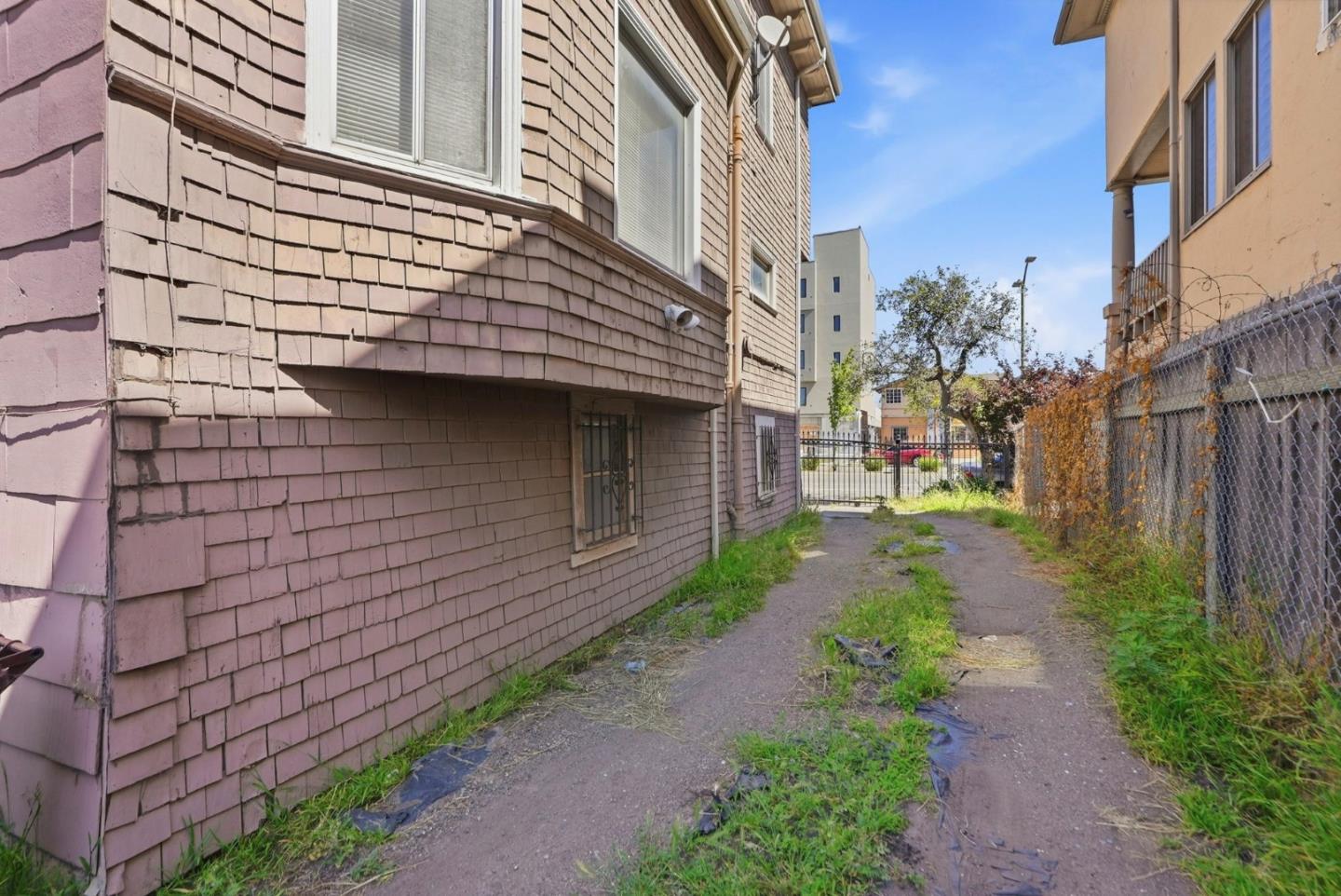 881 West Macarthur Boulevard