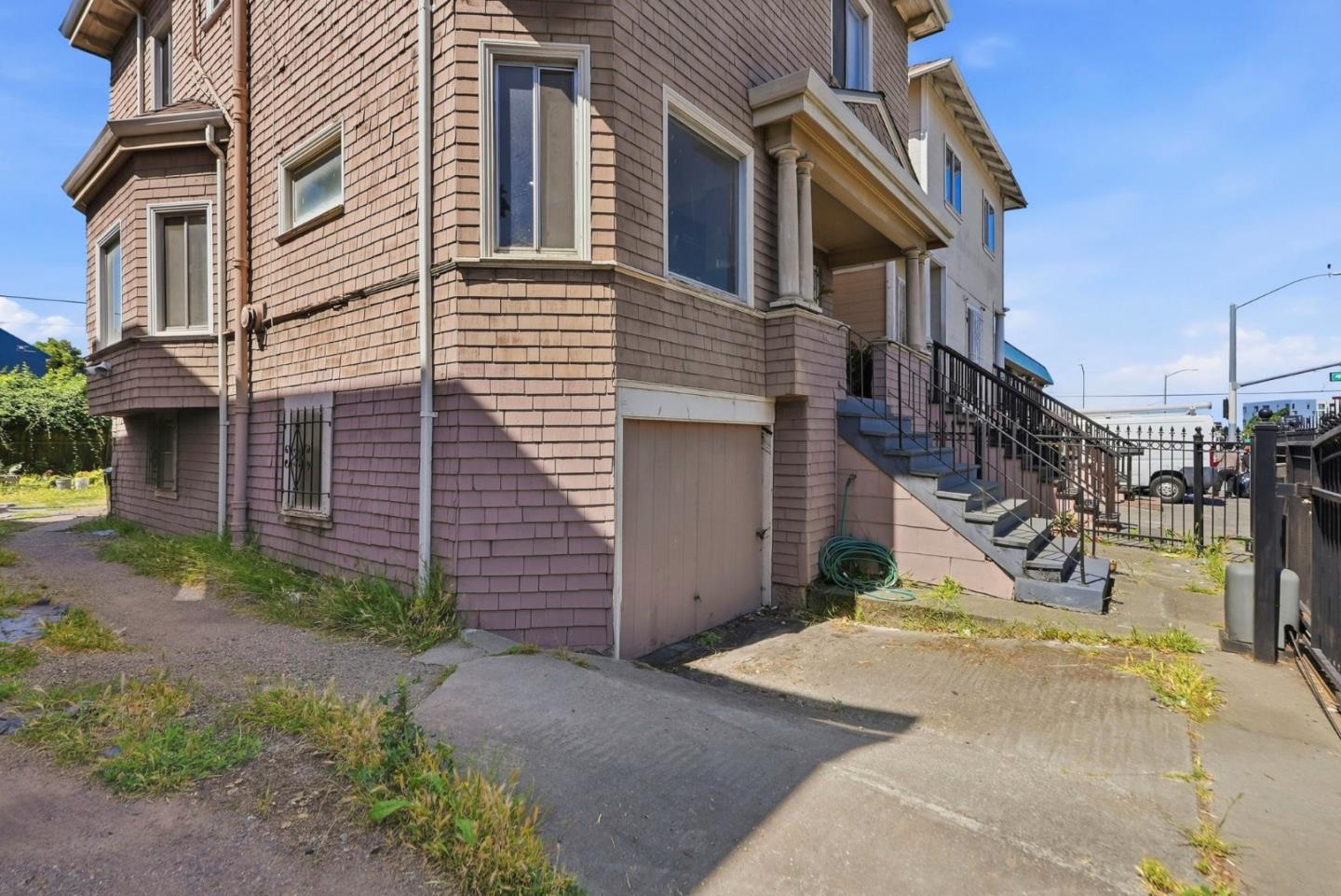 881 West Macarthur Boulevard