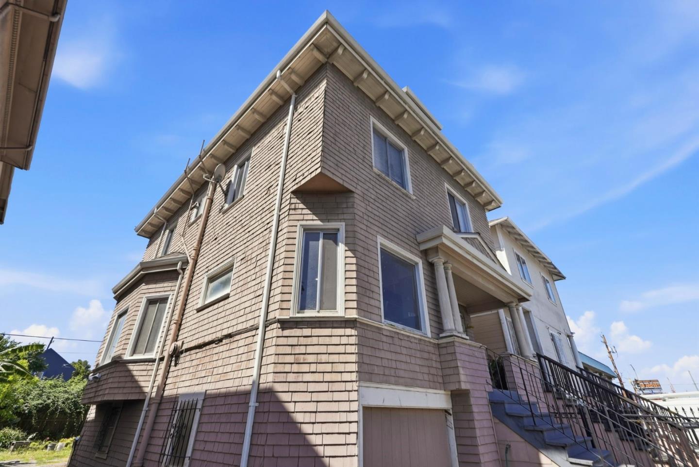 881 West Macarthur Boulevard