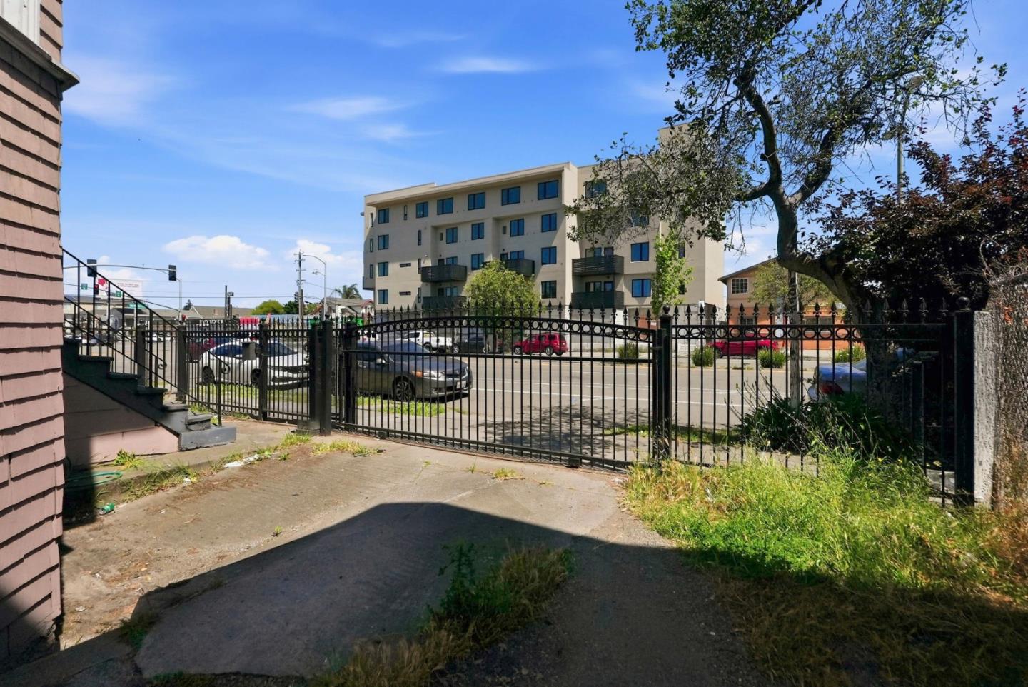 881 West Macarthur Boulevard