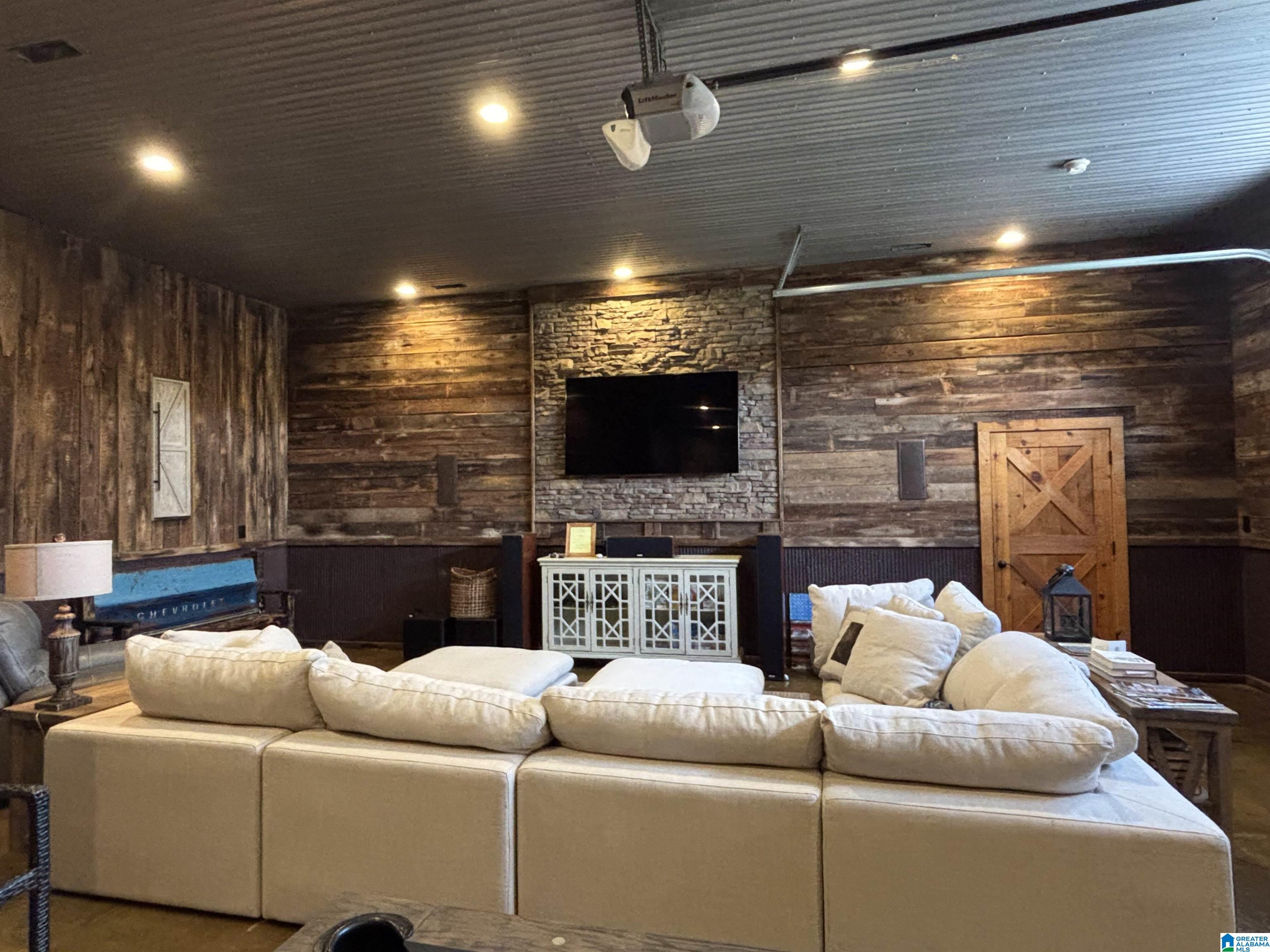 411 DR JENKINS LANE