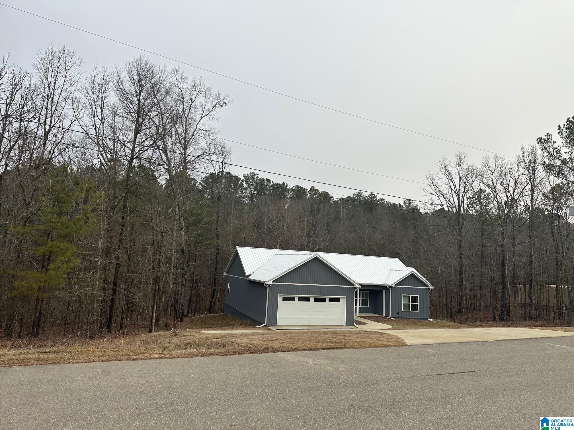690 FALLVIEW LANE
