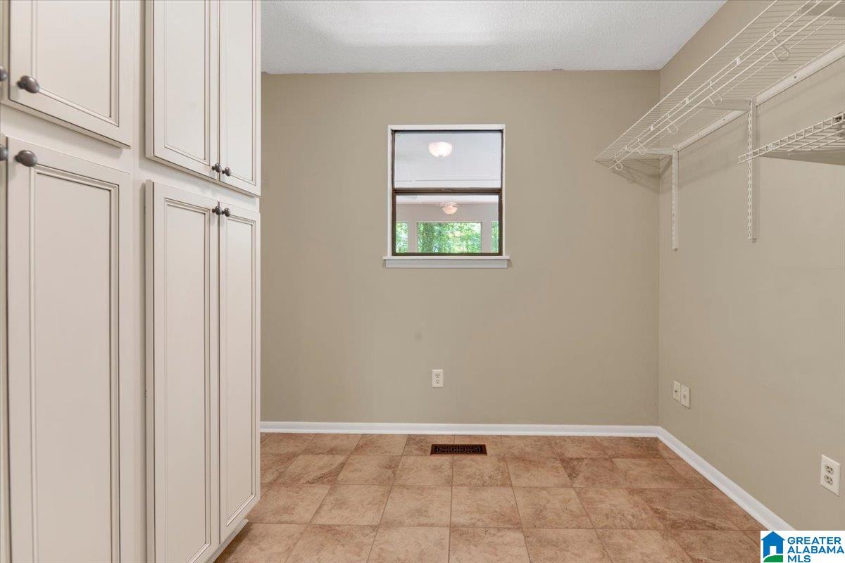 2808 SHIRLEY DRIVE